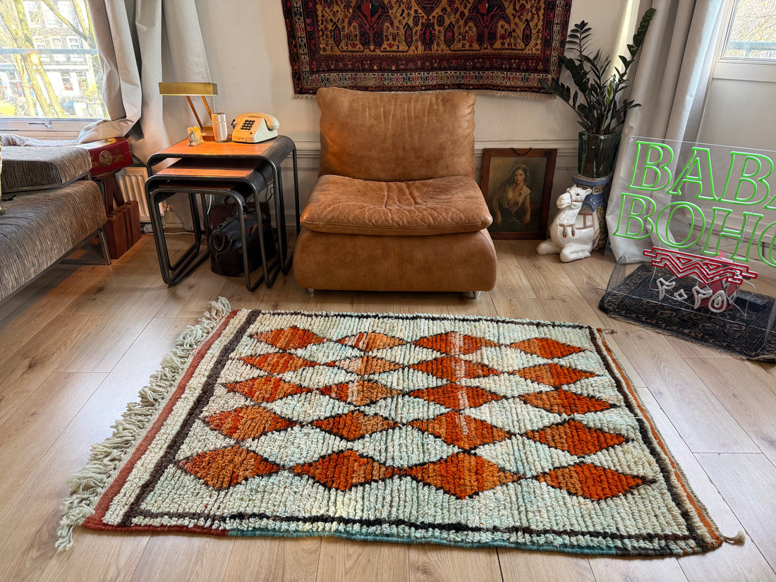 Vintage hoogpolig Marokkaans Berber kleed met warm oranje ruitmotief – 157 × 106 cm