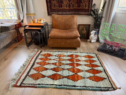 Vintage hoogpolig Marokkaans Berber kleed met warm oranje ruitmotief – 157 × 106 cm