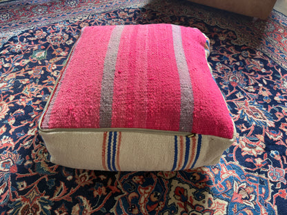 Poef van gebruikt vintage Marokkaans tapijt – handgemaakt – ca. 60 × 60 × 25 cm