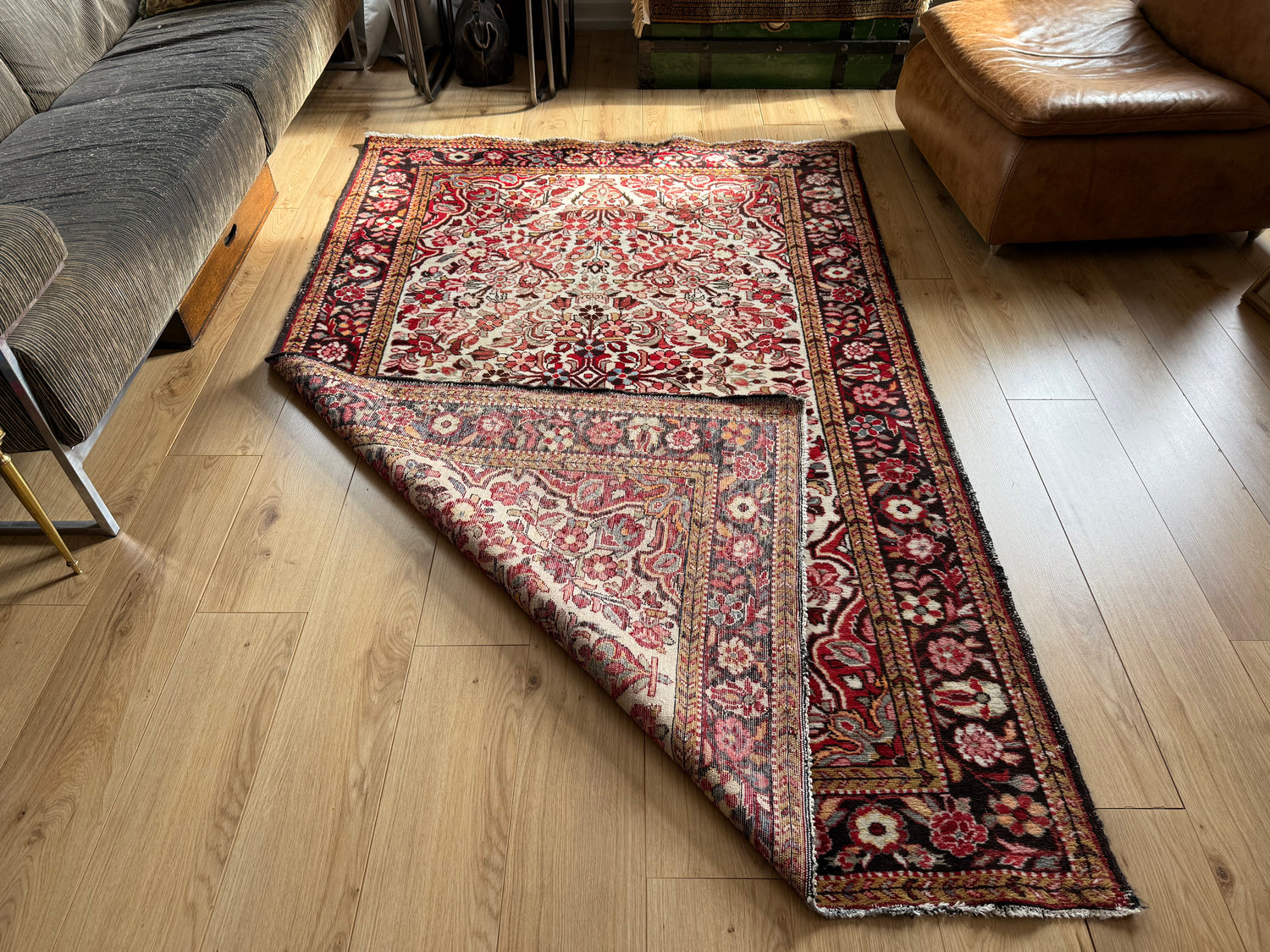 Tapete clássico nó à mão com campo e medalhão em tons terrosos suaves 230 x 149 cm