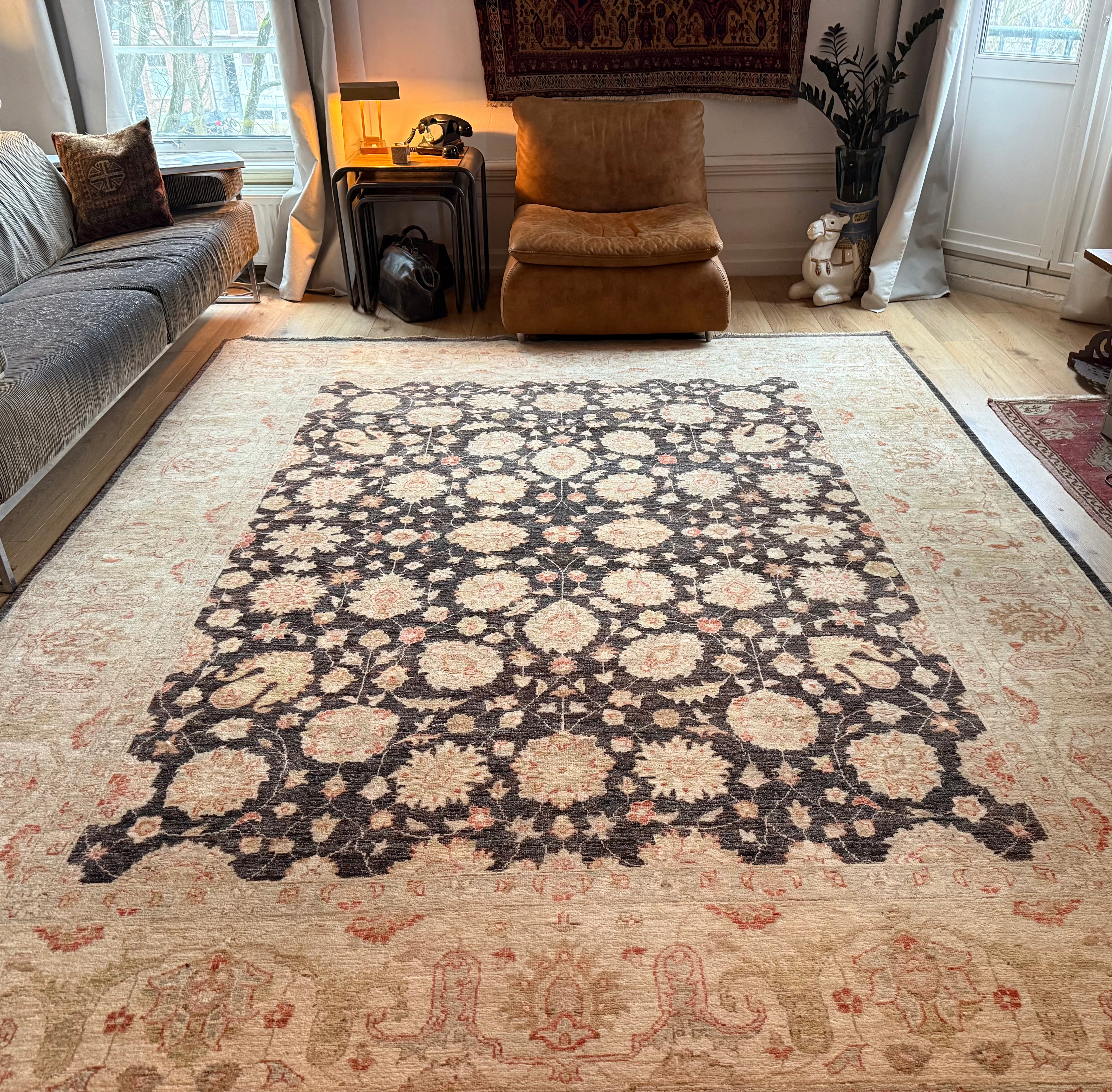 Handgeknoopt Ziegler tapijt, rustig, verfijnd en tijdloos. Ca. 308 × 249 cm