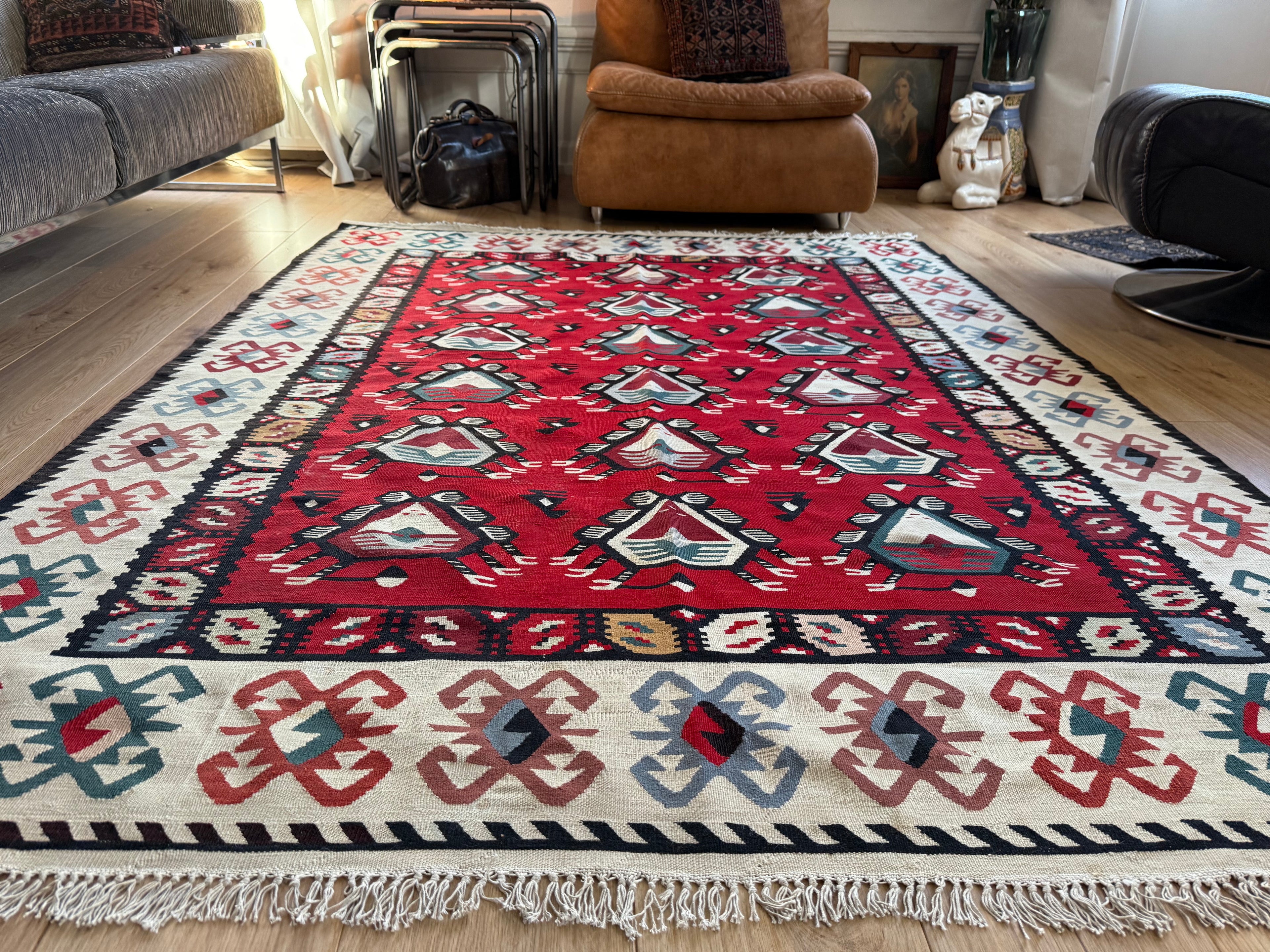 Grafische vintage kilim met diermotieven – 216 × 160 cm