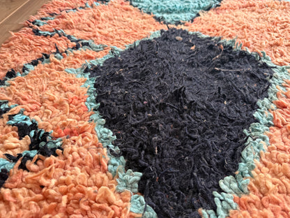 Tapete marroquino vintage Boucherouite – 355 × 178 cm – design gráfico de losangos em salmão, turquesa e preto