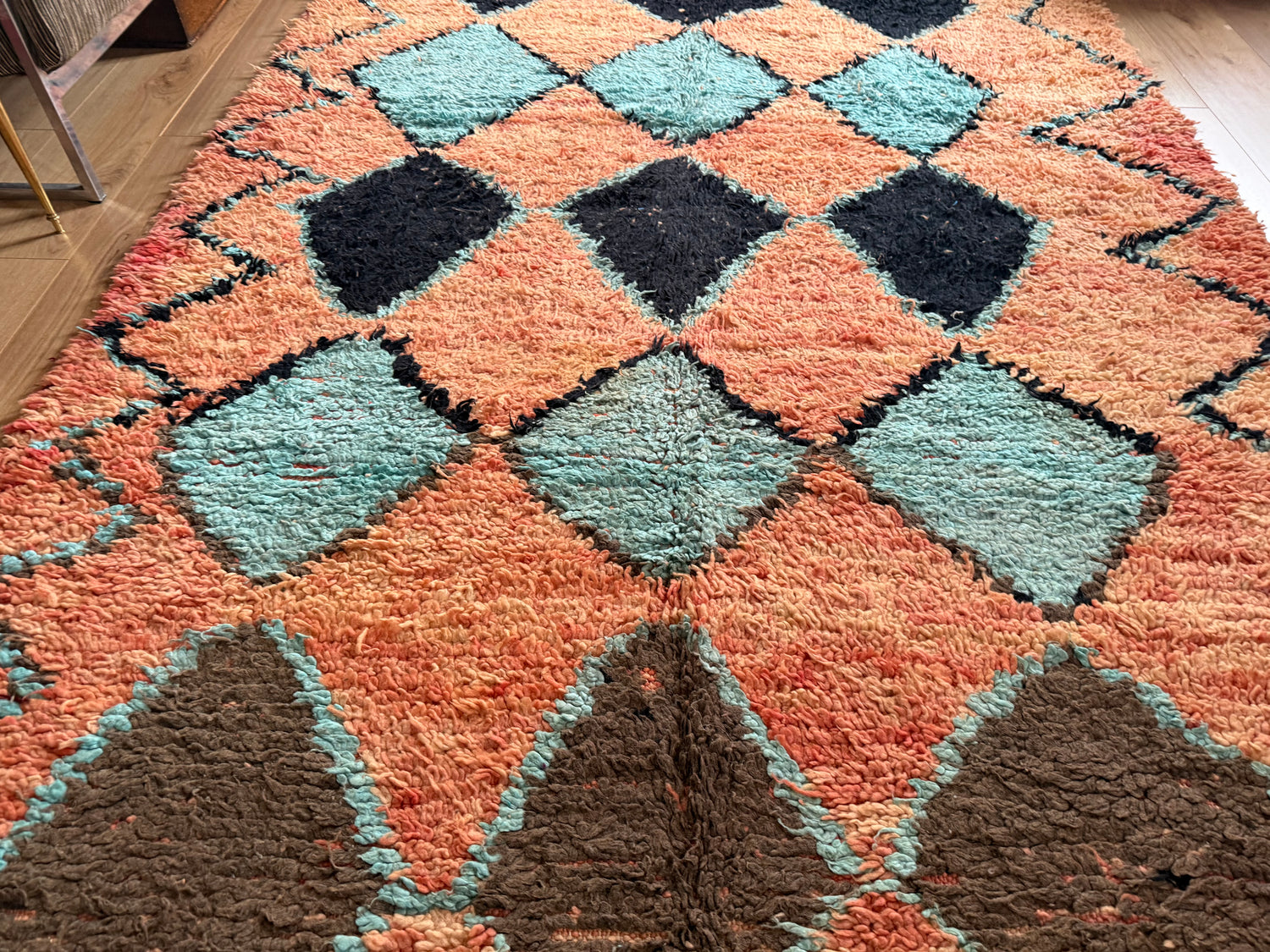 Tapete marroquino vintage Boucherouite – 355 × 178 cm – design gráfico de losangos em salmão, turquesa e preto
