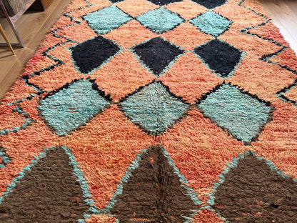 Tapete marroquino vintage Boucherouite – 355 × 178 cm – design gráfico de losangos em salmão, turquesa e preto