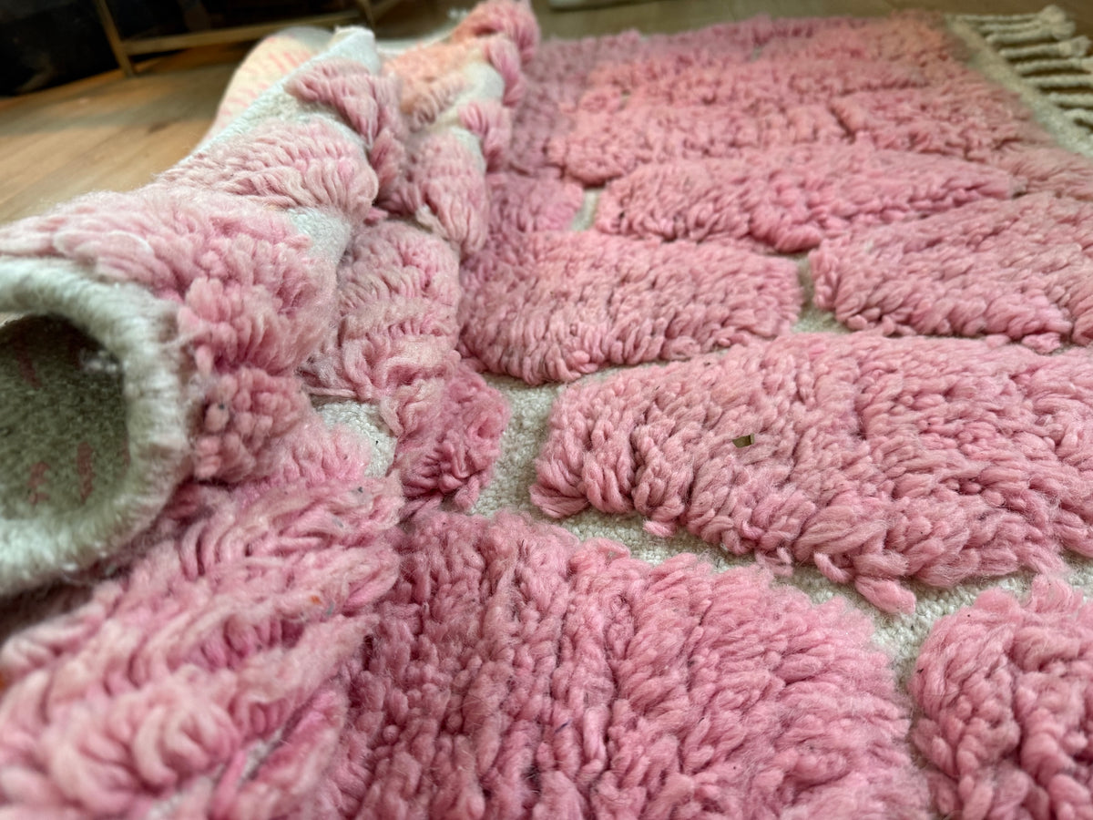 Marokkaans tapijt roze &amp; crème met reliëf – 132 × 122 cm