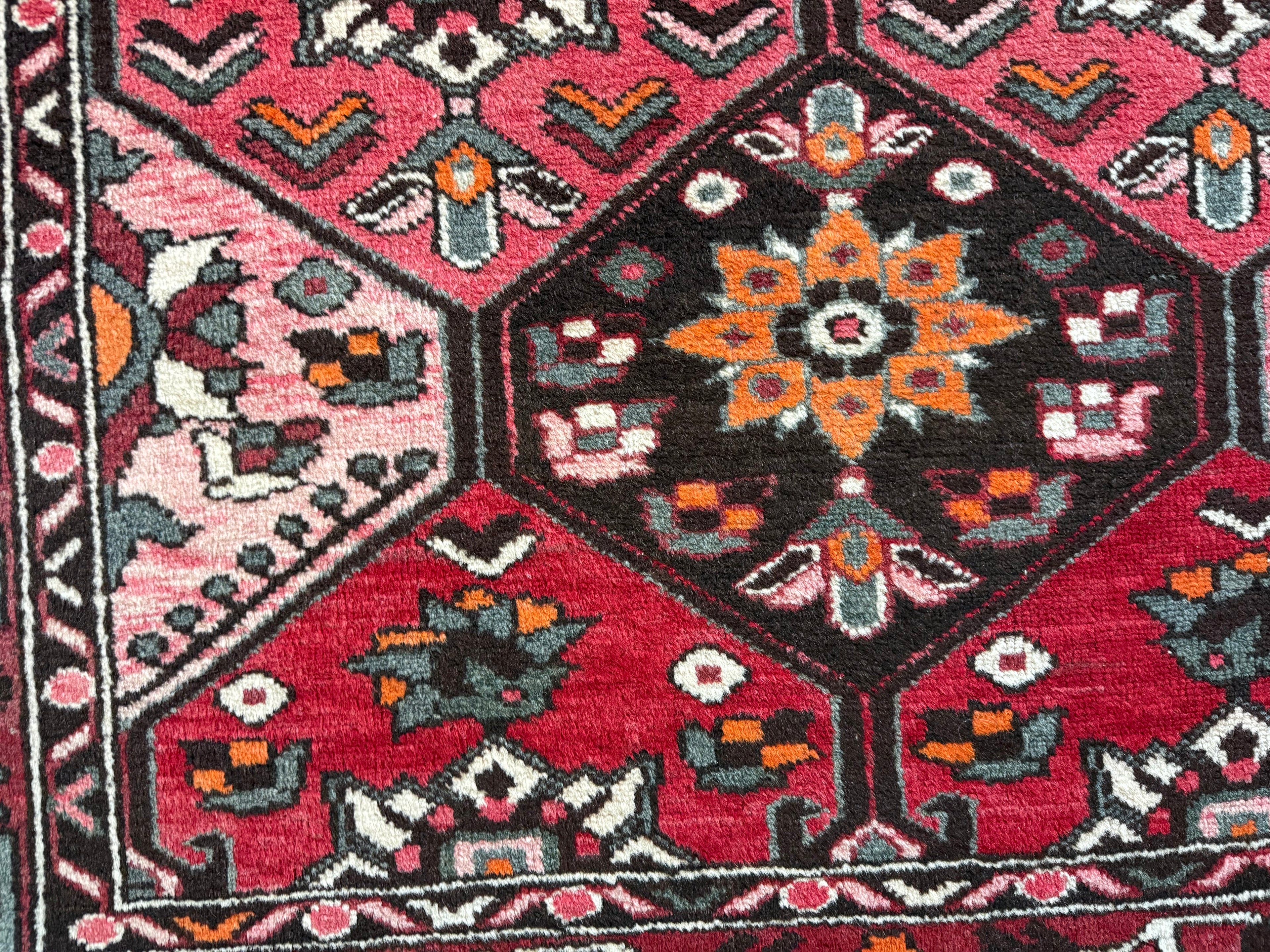 Tapete vintage nó à mão – vermelho gráfico com composição serena (221 × 165 cm)