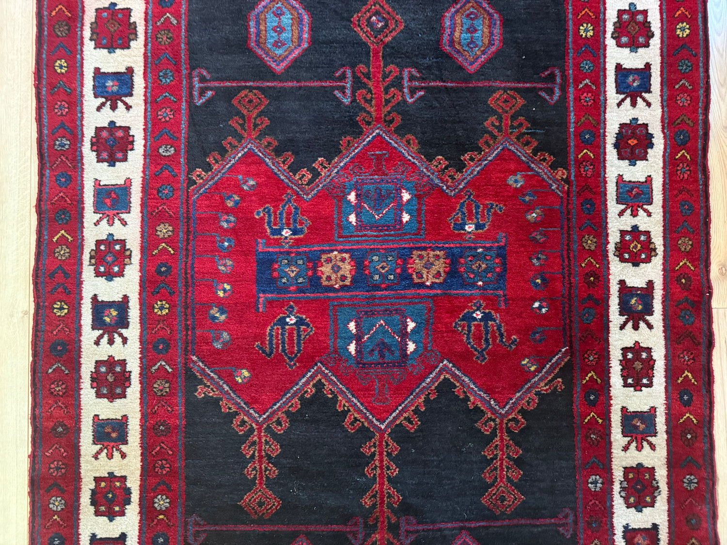 Antiek tribaal handgeknoopt tapijt – 217 × 140 cm