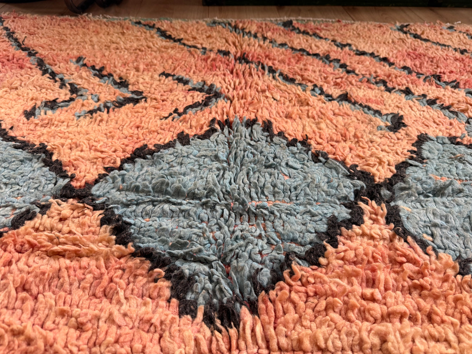 Tapete marroquino vintage Boucherouite – 355 × 178 cm – design gráfico de losangos em salmão, turquesa e preto