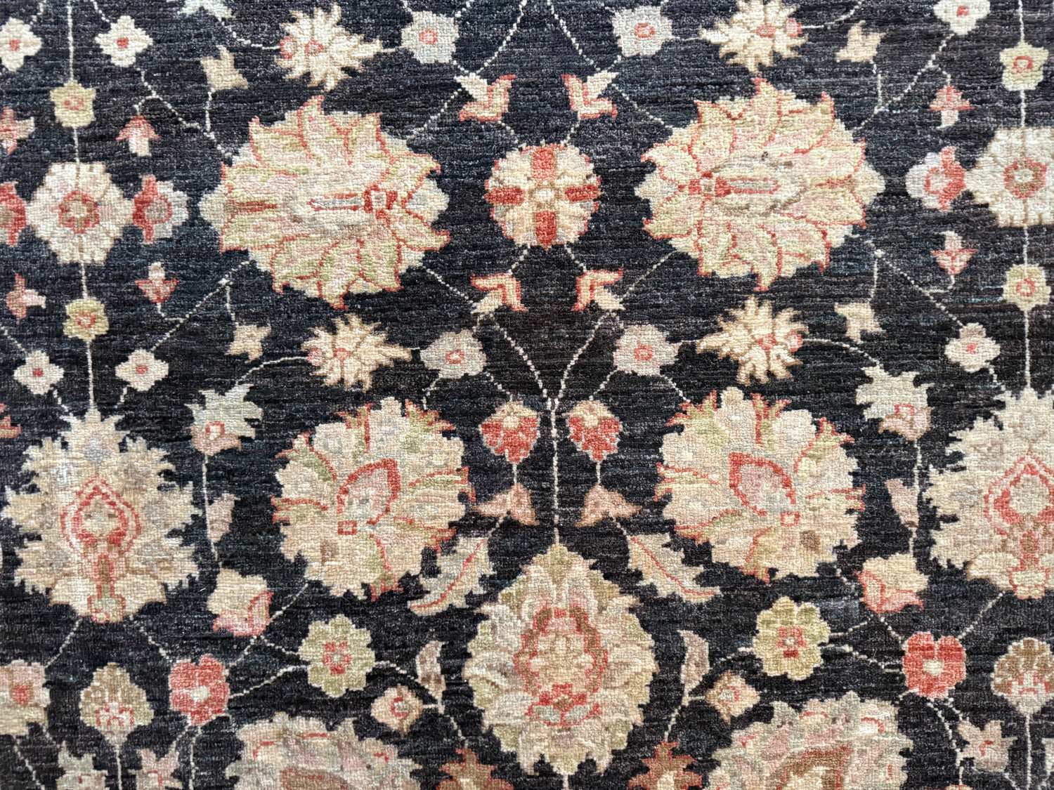 Handgeknoopt Ziegler tapijt, rustig, verfijnd en tijdloos. Ca. 308 × 249 cm