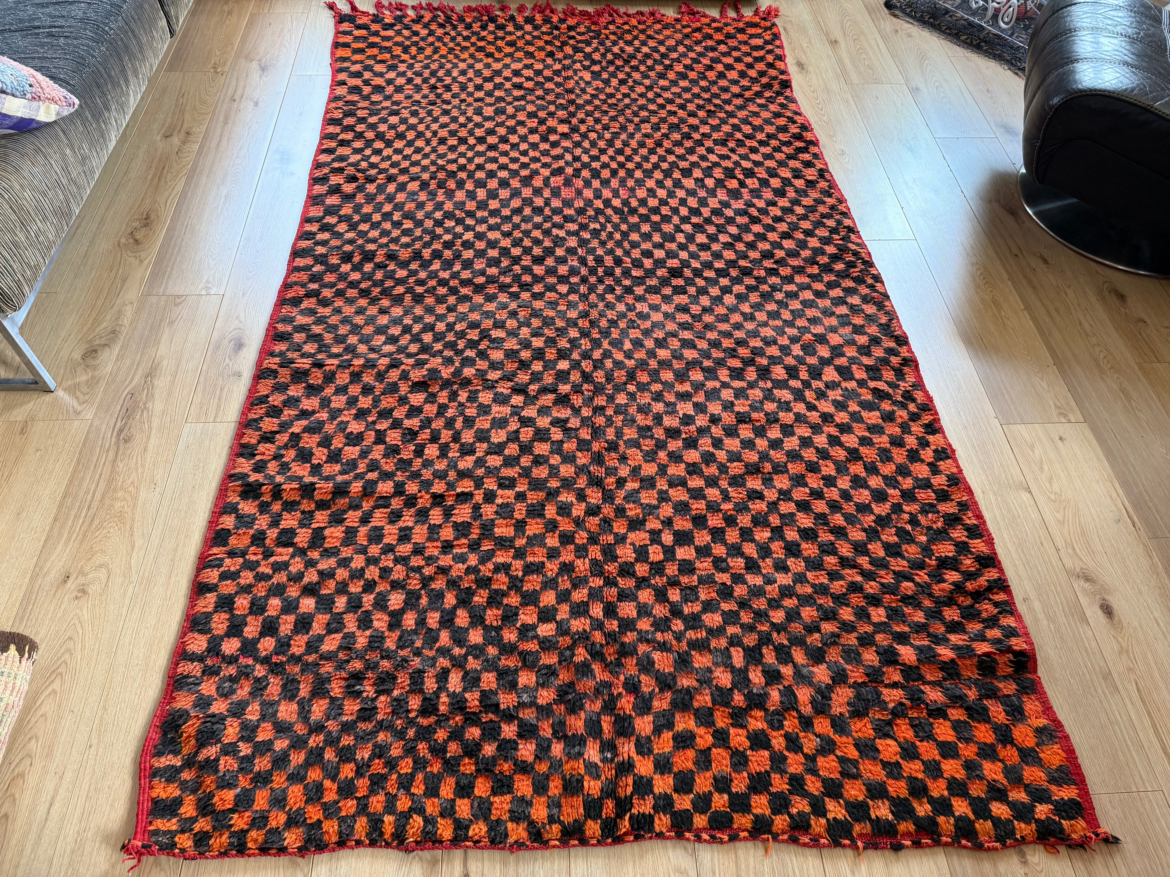 Grafisch vintage Berber tapijt in oranje &amp; zwart – 272 × 147 cm