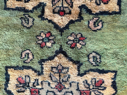 Vintage Marokkaans tapijt met zeldzaam groen veld – handgeknoopt wol (362 × 172 cm)