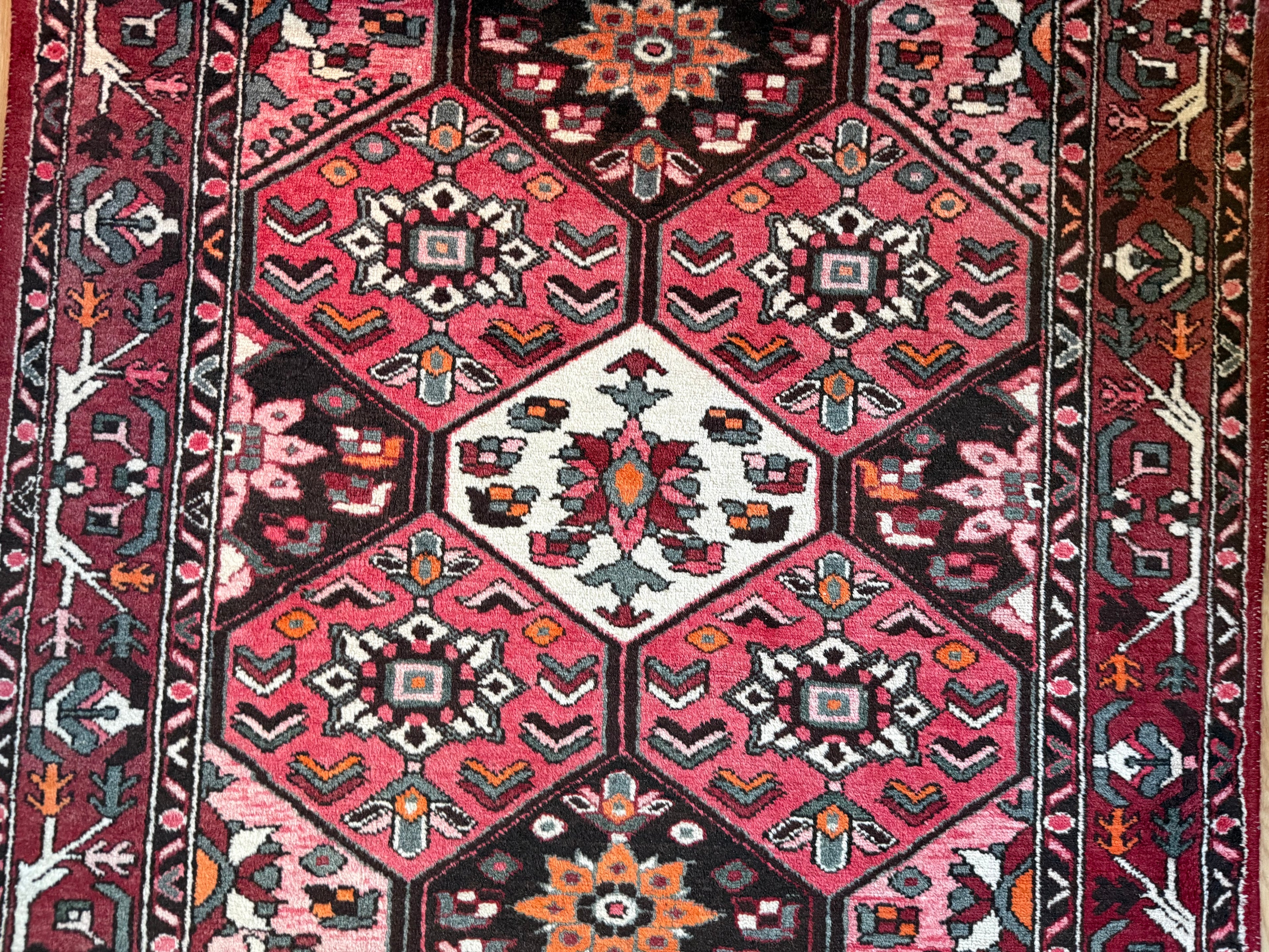 Tapete vintage nó à mão – vermelho gráfico com composição serena (221 × 165 cm)