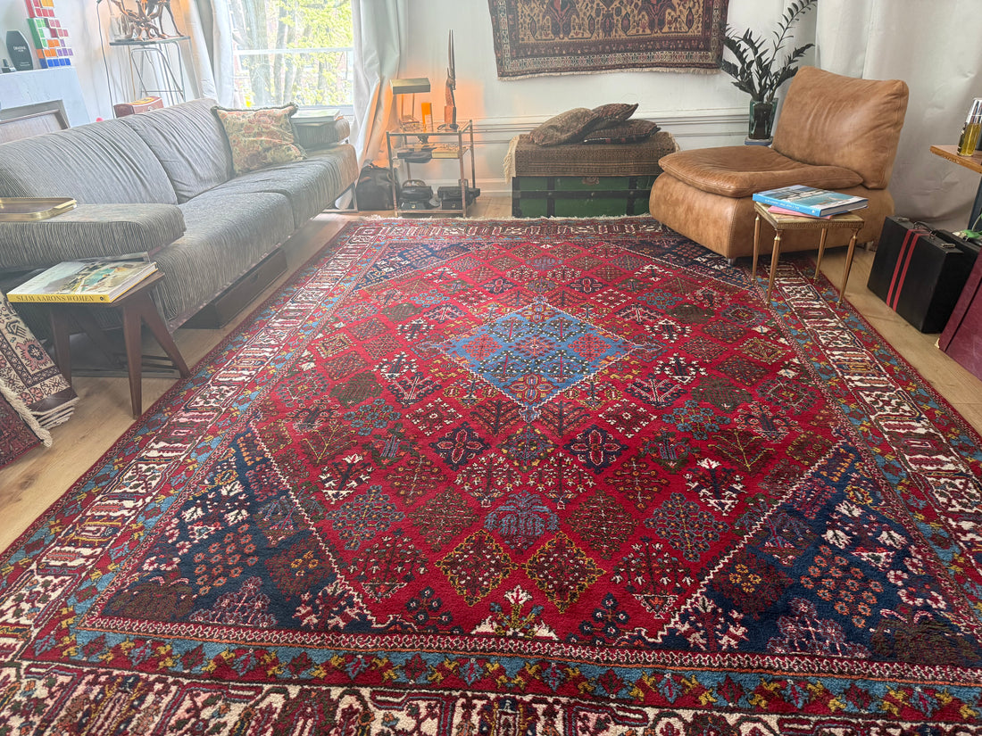 Groot vintage tribaal tapijt 355 × 241 cm – rood veld met blauw medaillon