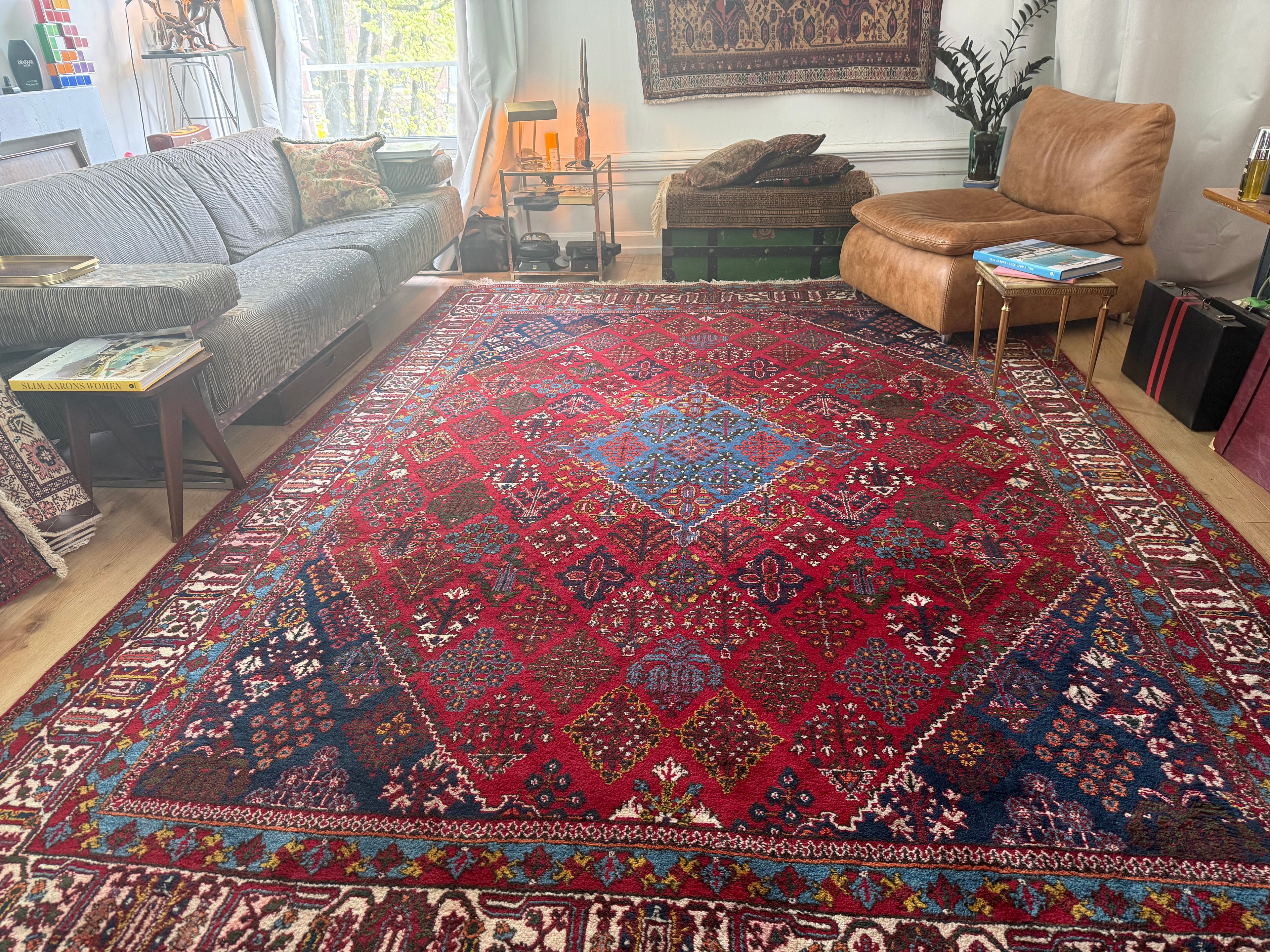 Groot vintage tribaal tapijt 355 × 241 cm – rood veld met blauw medaillon