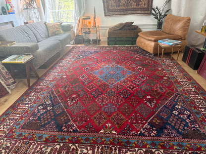 Groot vintage tribaal tapijt 355 × 241 cm – rood veld met blauw medaillon