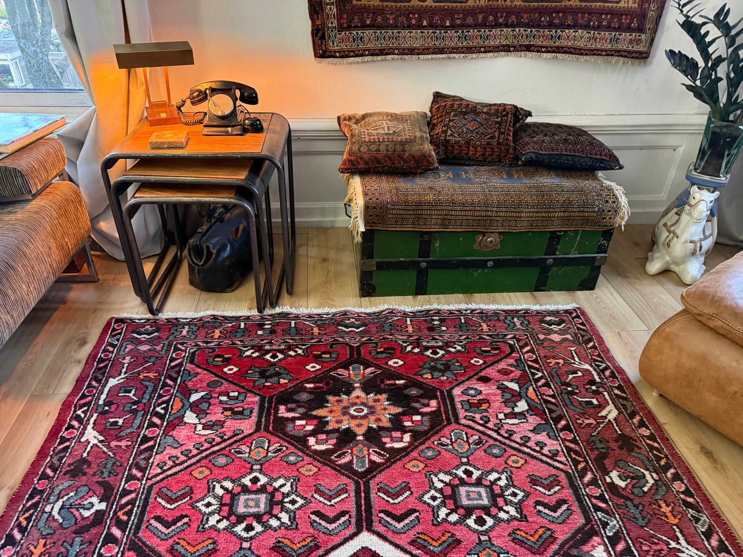 Tapete vintage nó à mão – vermelho gráfico com composição serena (221 × 165 cm)