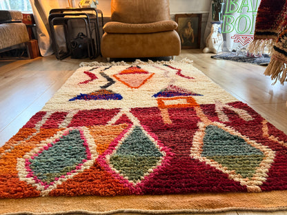 Warm Berber tapijt met abstract tribal design – 180 × 104 cm