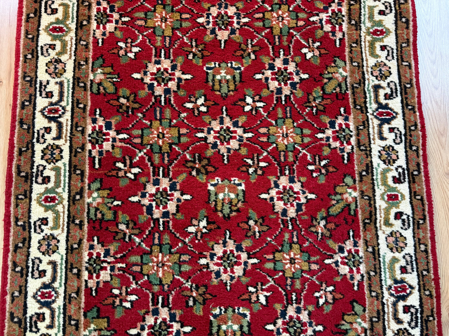 Warm rood vintage oosters tapijt met florale details – ca. 174 × 92 cm