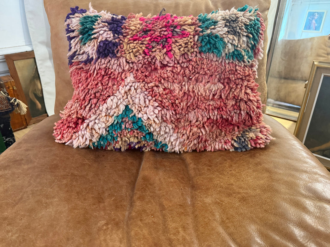 Handgemaakt kussen van een vintage Marokkaans tapijt – ca.60 × 40 cm