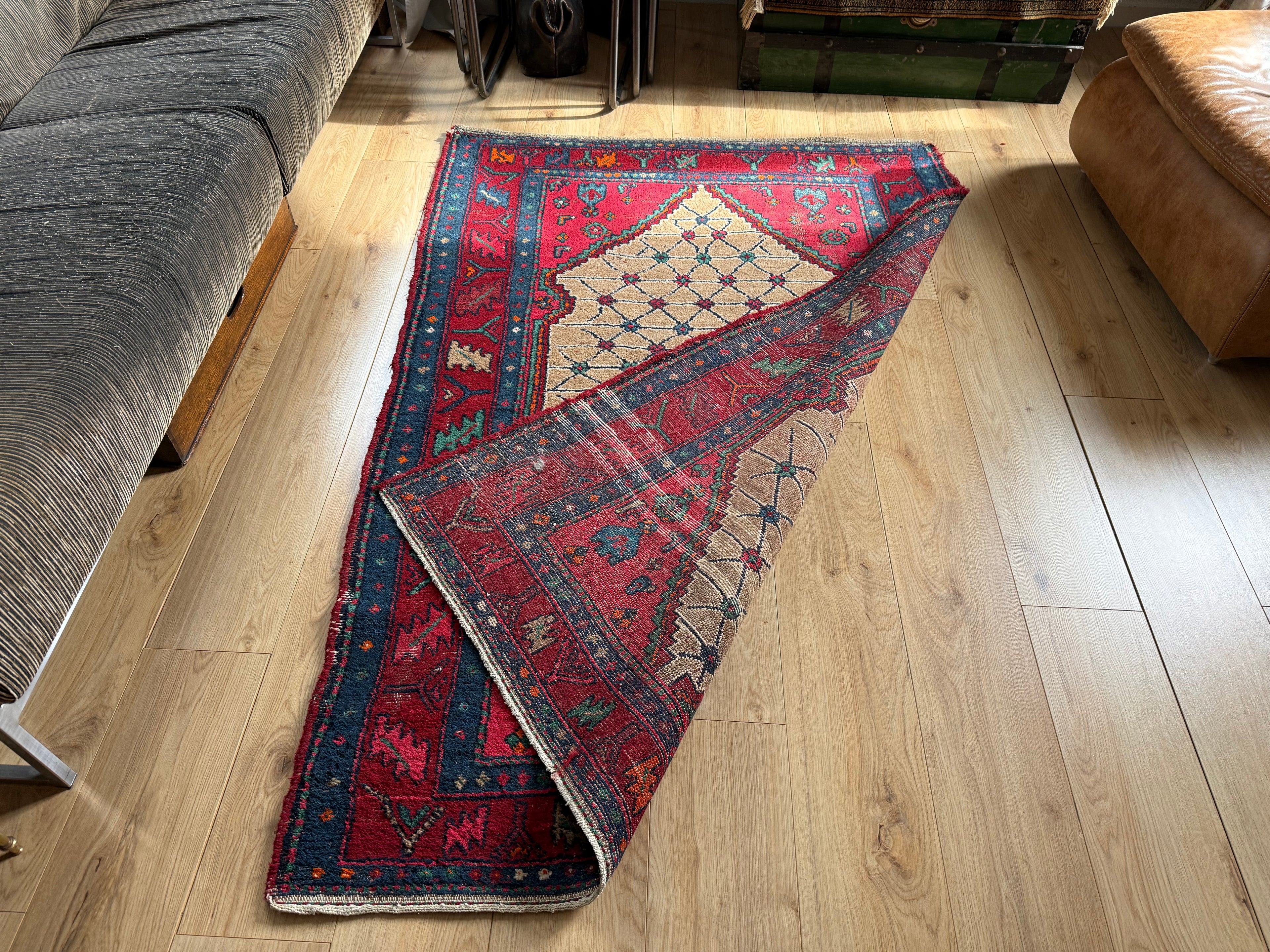 Hand-knotted Vintage Rug with Graphic Diamond Field – 185 × 131 cm