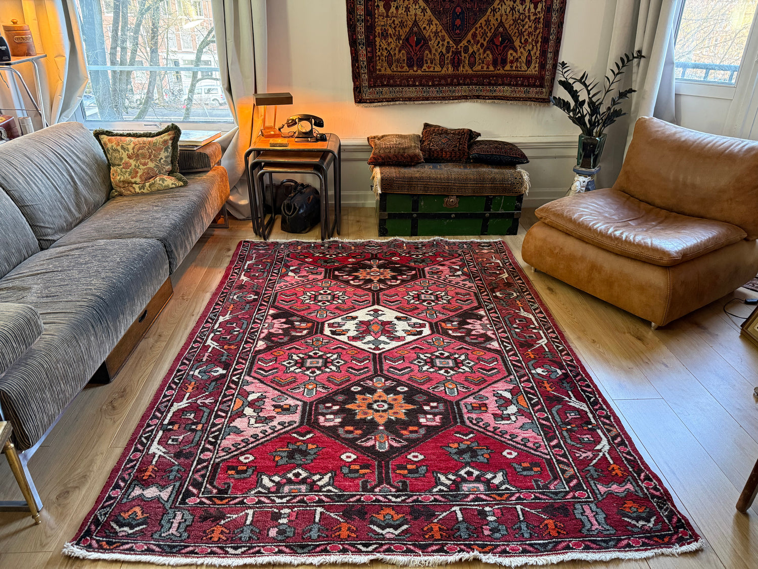 Tapete vintage nó à mão – vermelho gráfico com composição serena (221 × 165 cm)