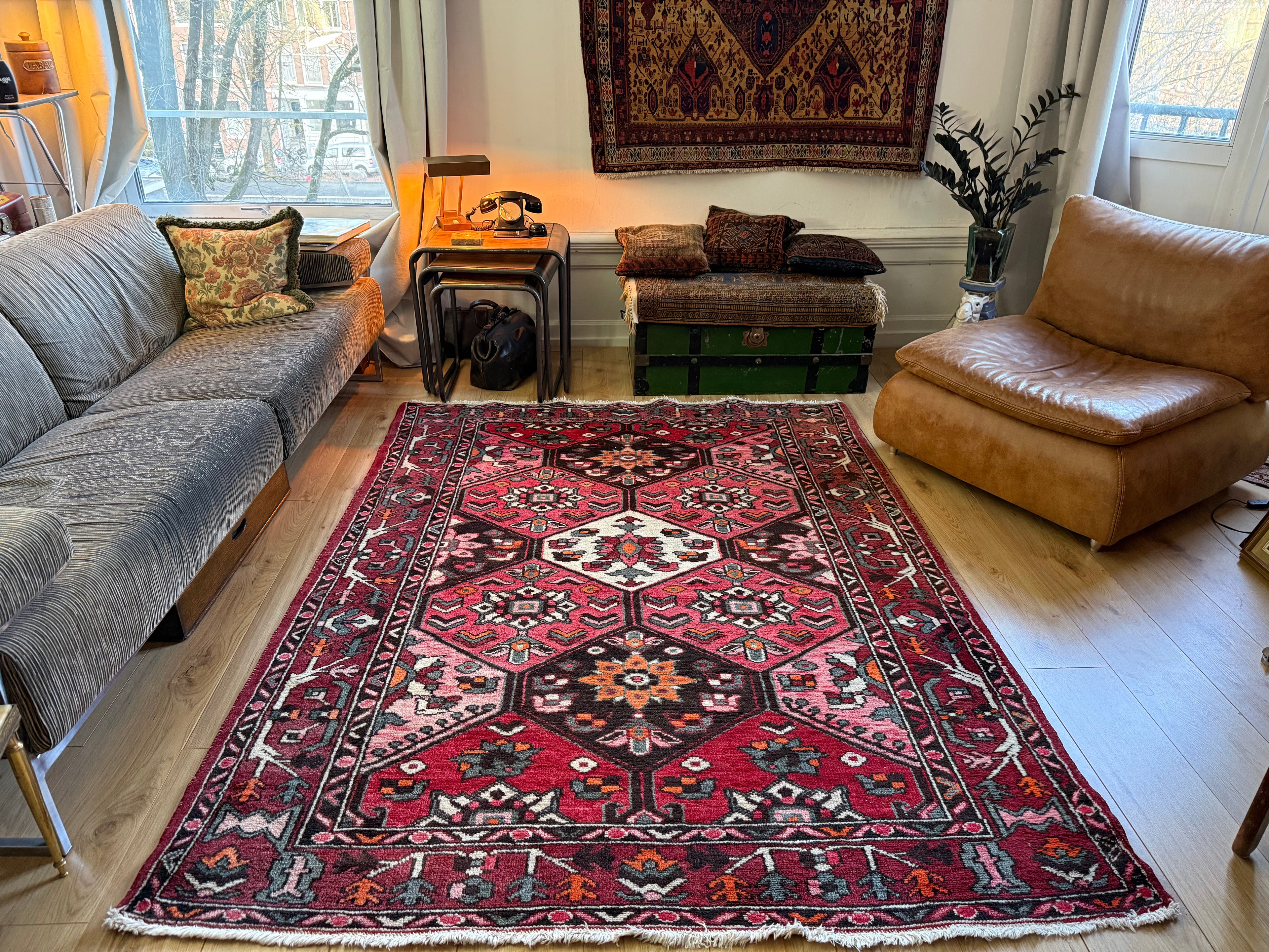 Tapete vintage nó à mão – vermelho gráfico com composição serena (221 × 165 cm)