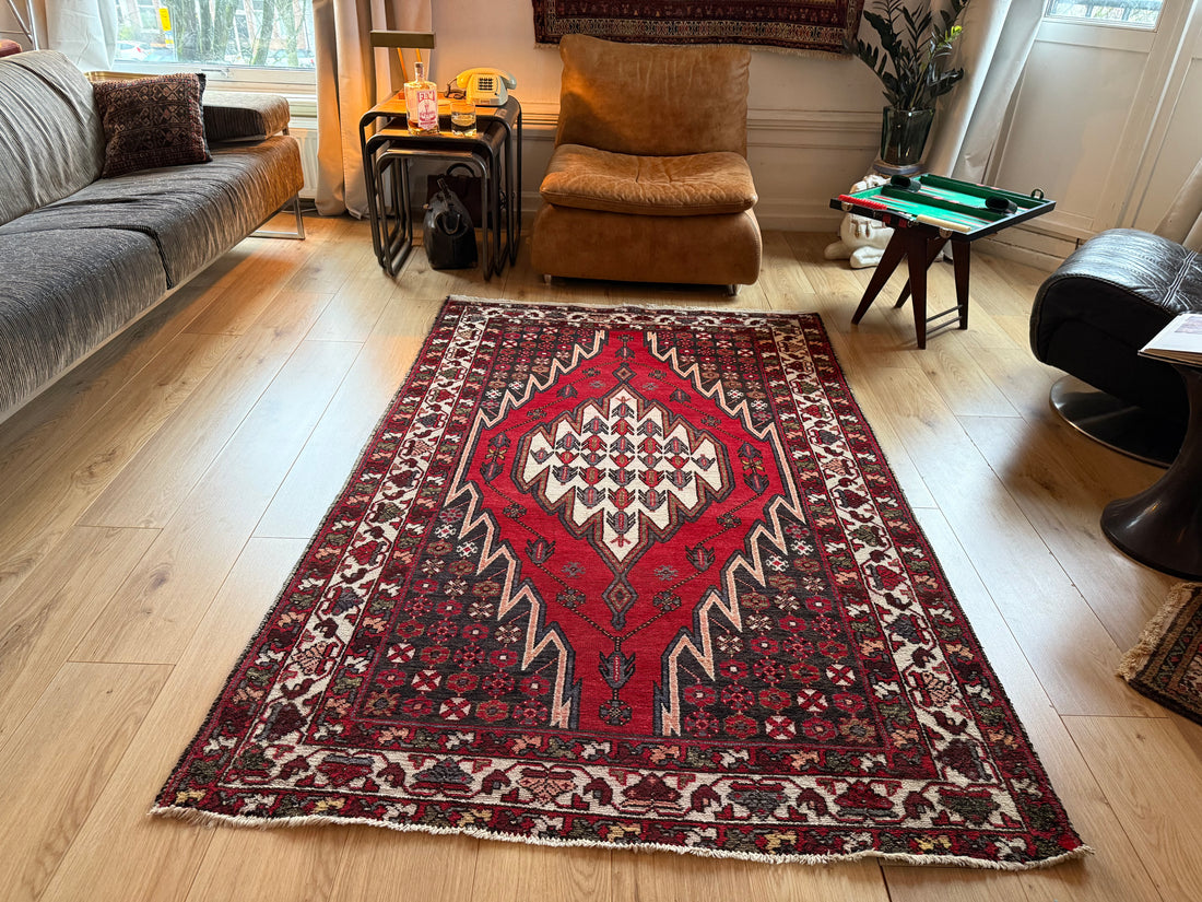 Vintage handgeknoopt tapijt met grafisch medaillon – 209 × 134 cm