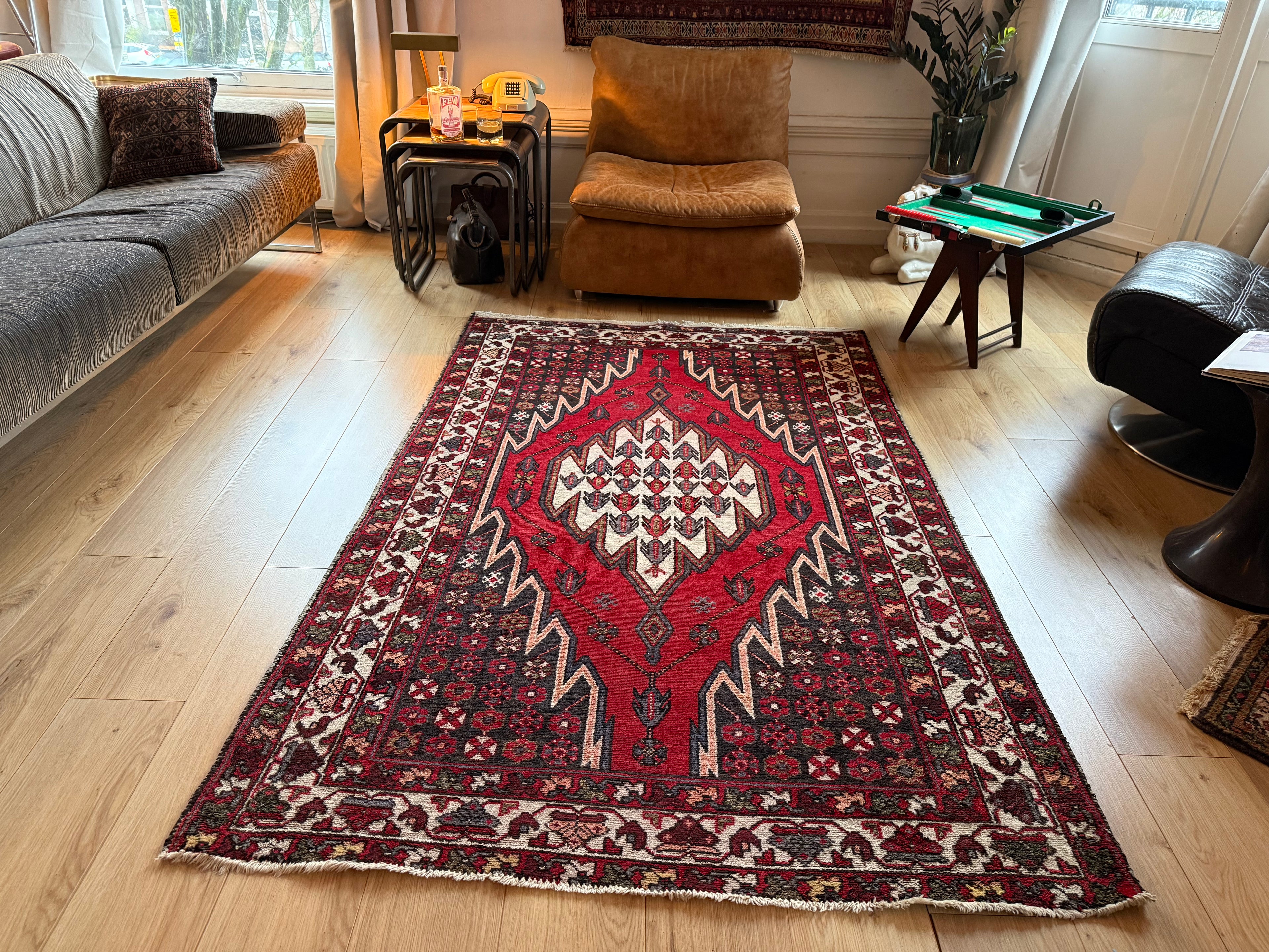 Vintage handgeknoopt tapijt met grafisch medaillon – 209 × 134 cm