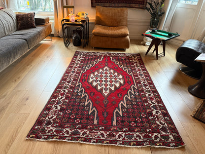 Vintage handgeknoopt tapijt met grafisch medaillon – 209 × 134 cm