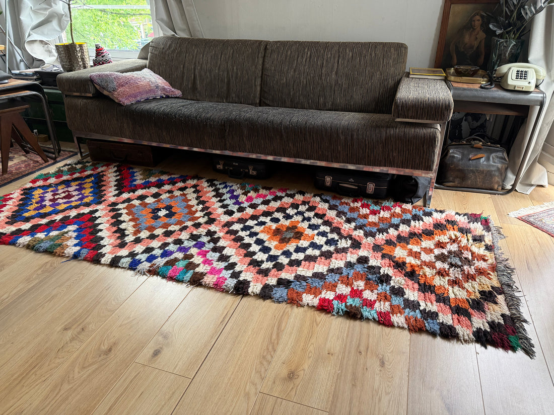 Handgeknoopt vintage tapijt – Boucherouite-stijl – ca. 91 × 253 cm.