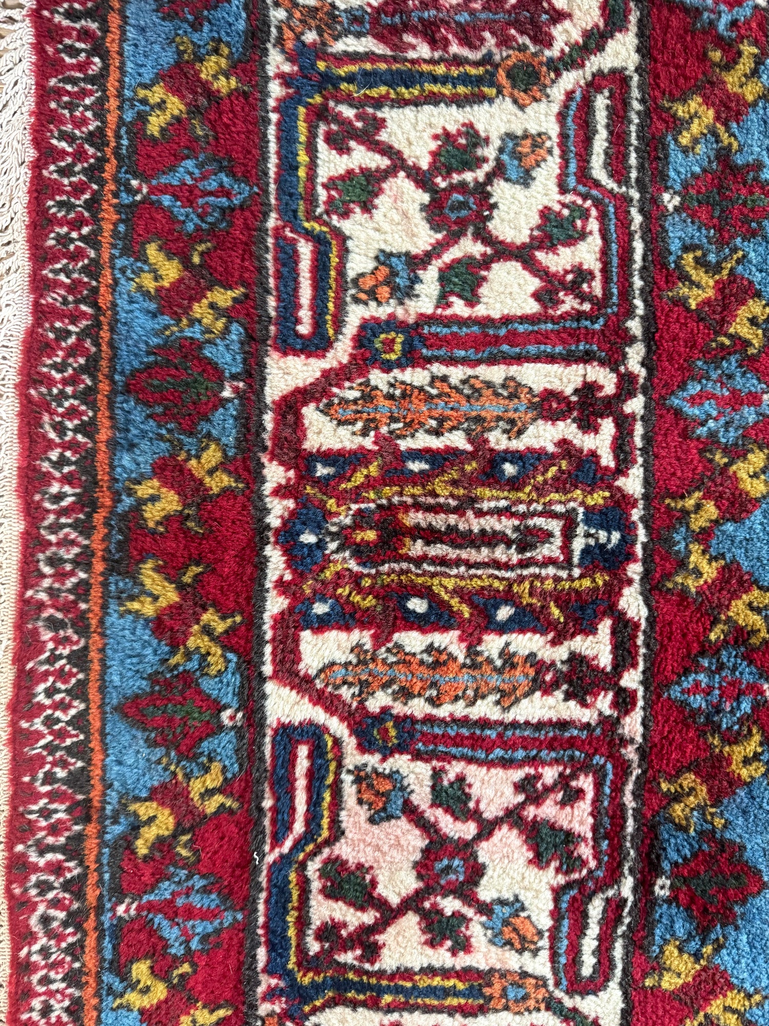 Groot vintage tribaal tapijt 355 × 241 cm – rood veld met blauw medaillon