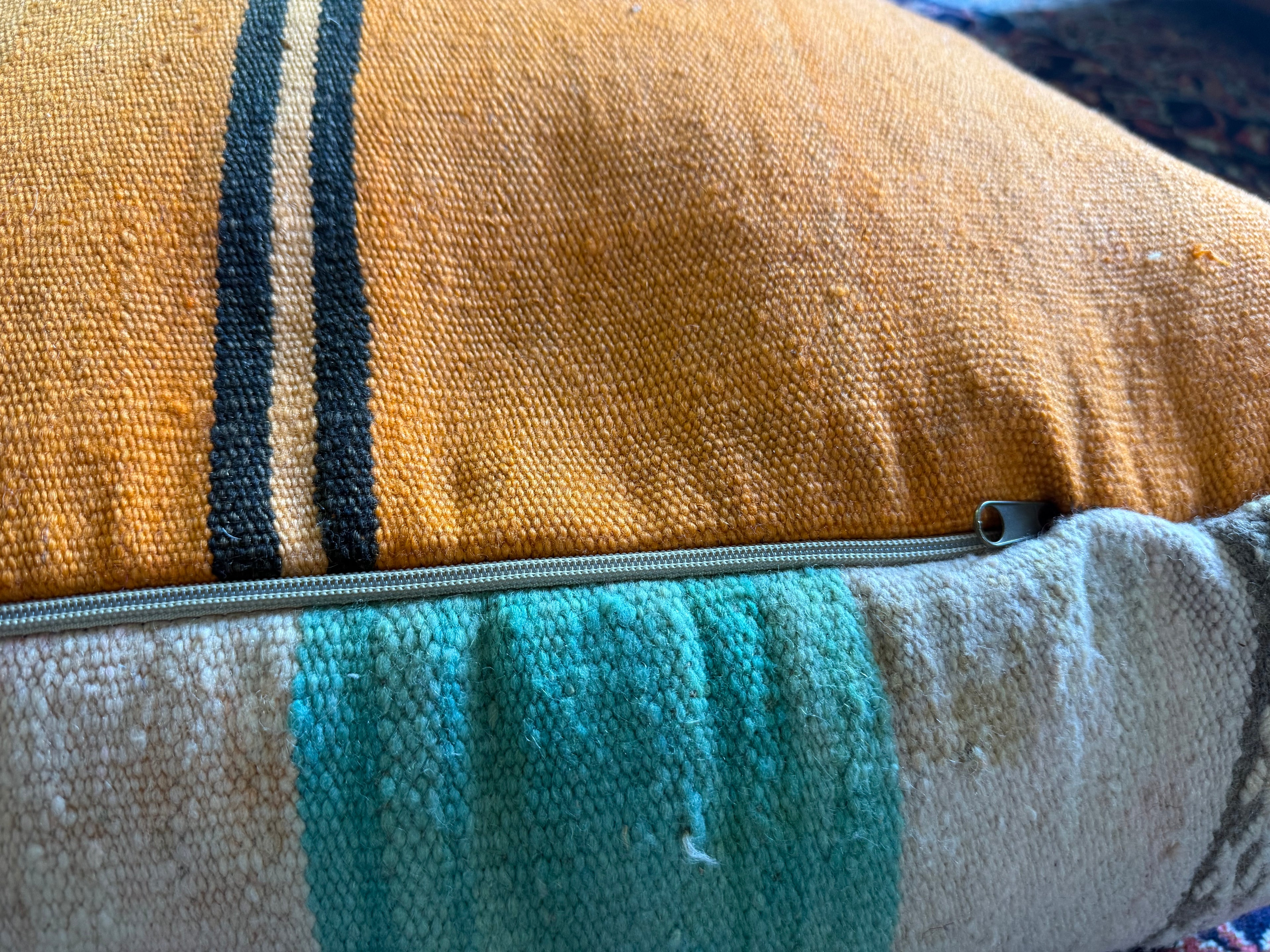 Poef van gebruikt vintage Marokkaans tapijt – handgemaakt – ca. 60 × 60 × 20 cm