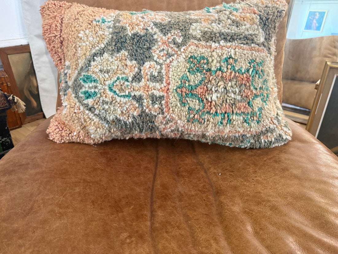 Handgemaakt kussen van een vintage Marokkaans tapijt – ca. 60 × 40 cm