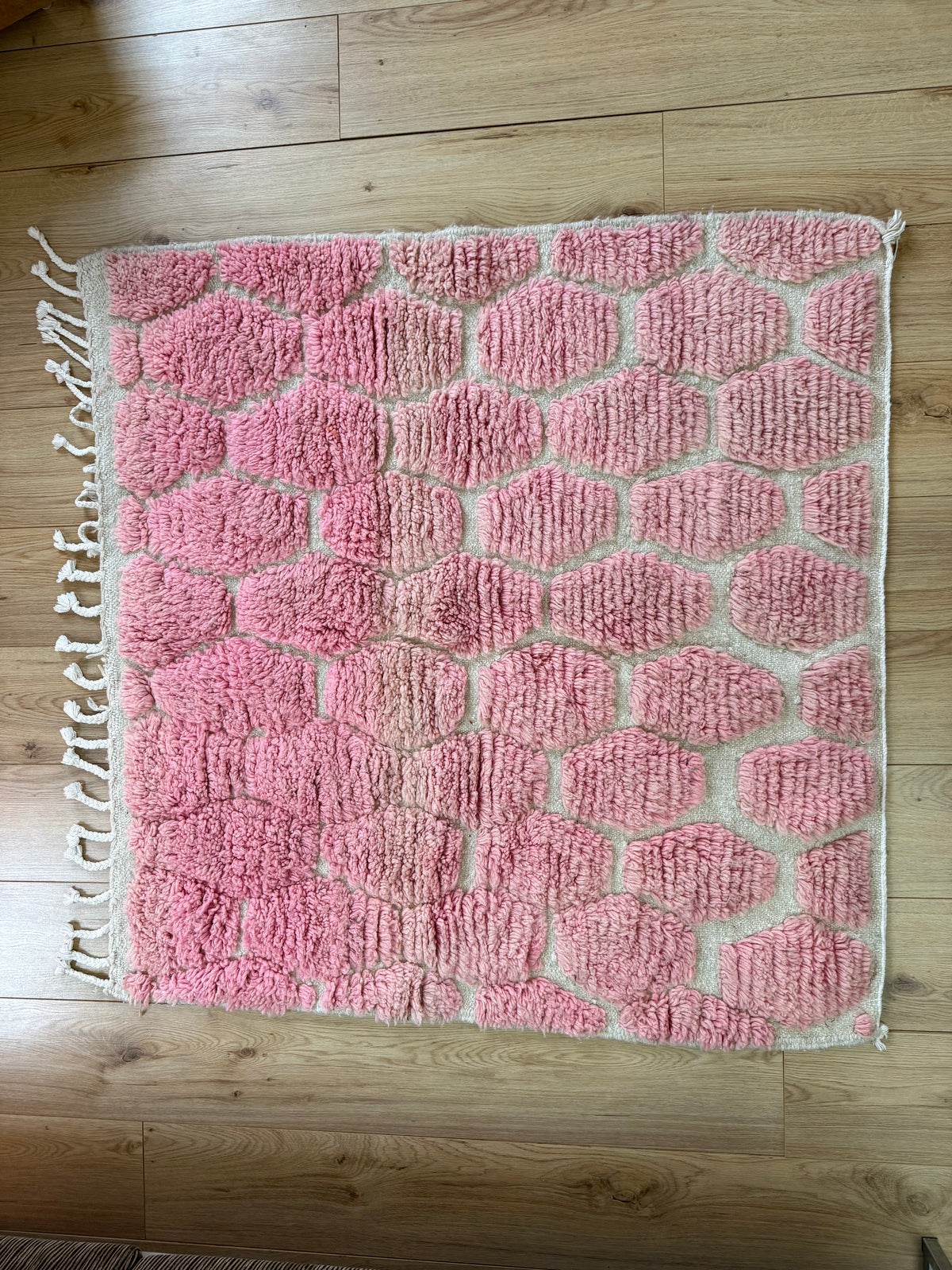Marokkaans tapijt roze &amp; crème met reliëf – 132 × 122 cm