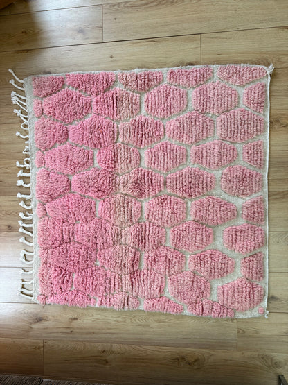 Marokkaans tapijt roze &amp; crème met reliëf – 132 × 122 cm