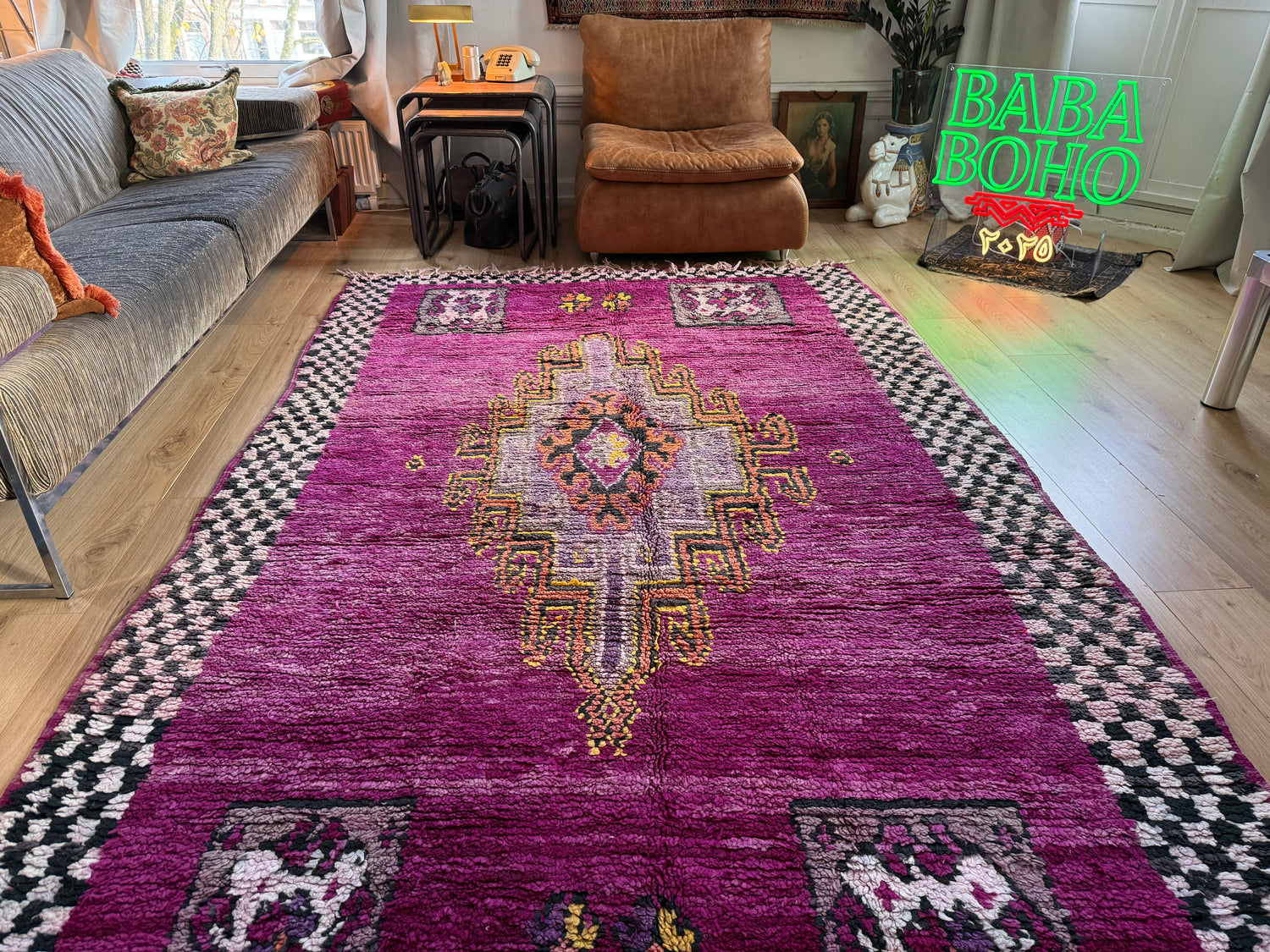 Warm Magenta Vintage Berber Tapijt – 320 × 183 cm – Dikke Wol &amp; Checkerboard Rand