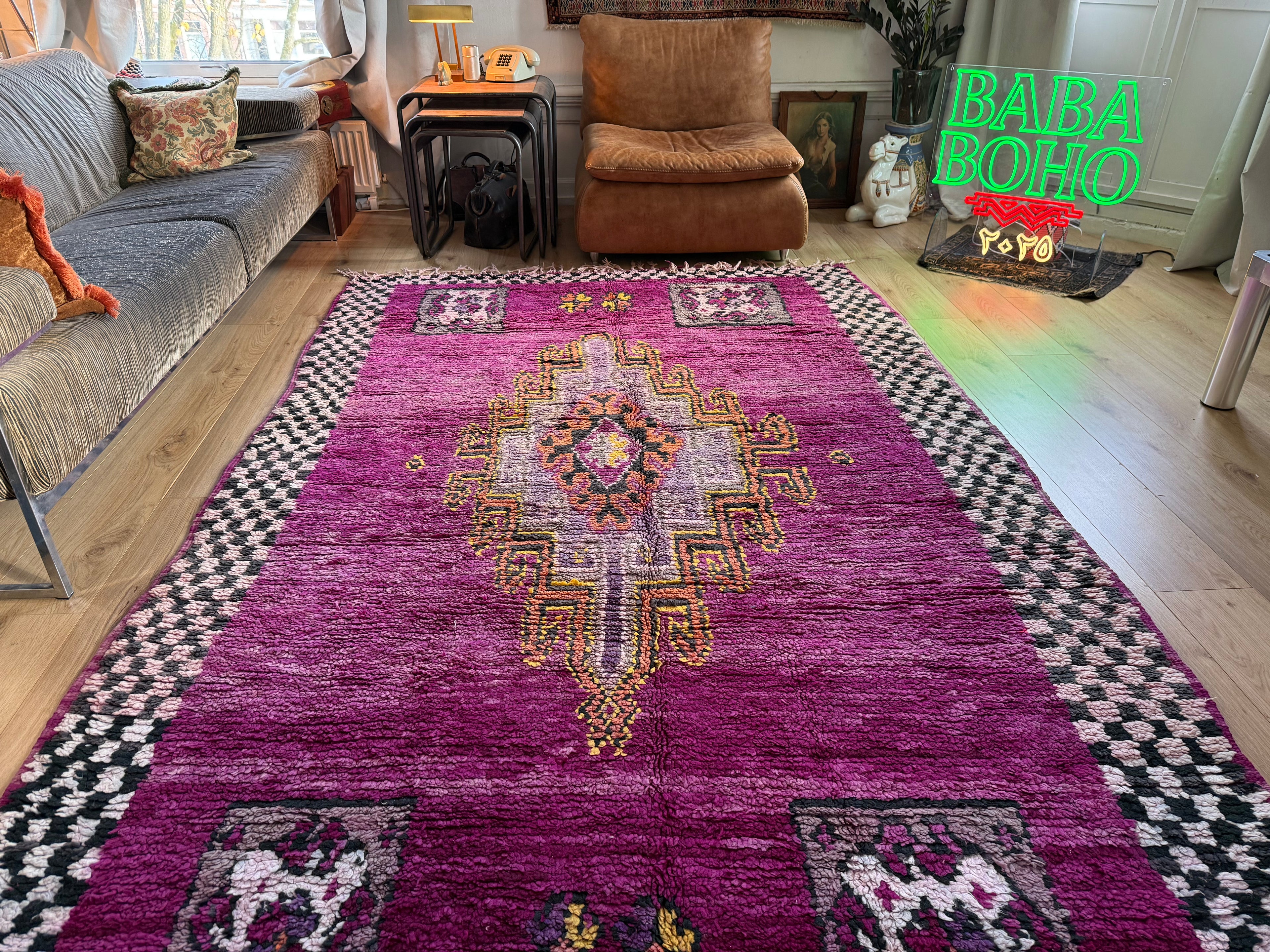 Warm Magenta Vintage Berber Tapijt – 320 × 183 cm – Dikke Wol &amp; Checkerboard Rand