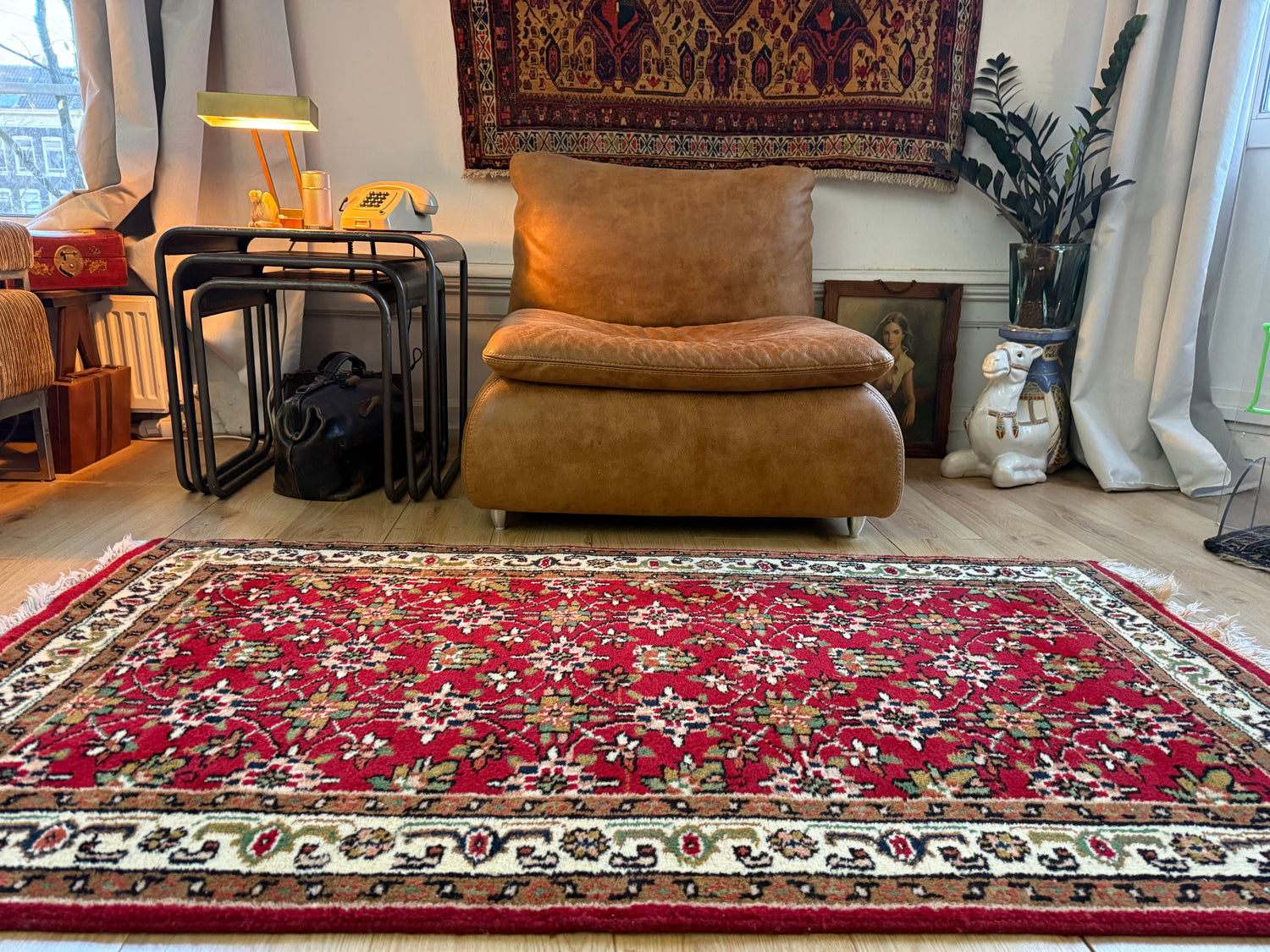 Warm rood vintage oosters tapijt met florale details – ca. 174 × 92 cm