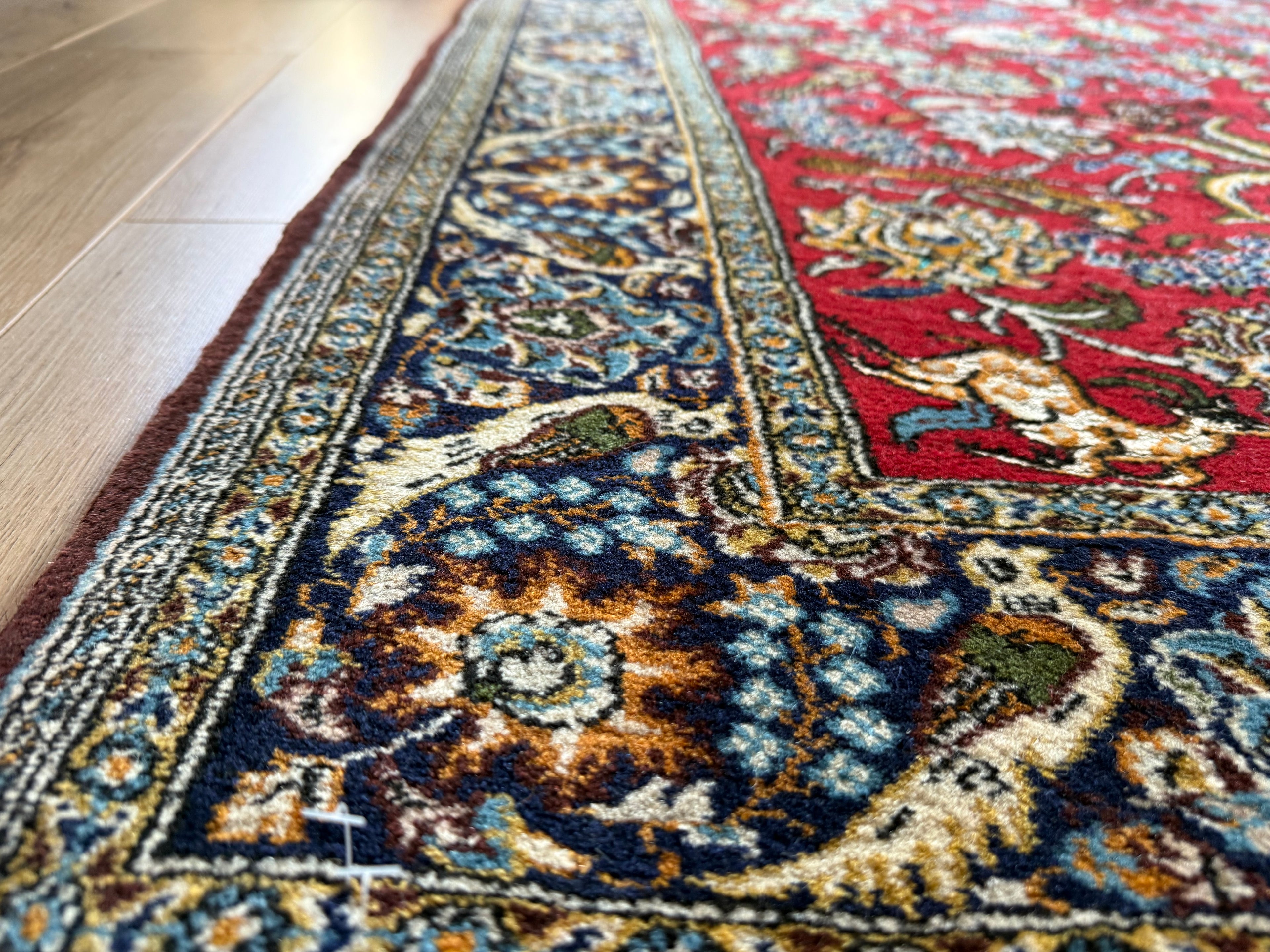 Vintage handgeknoopt wollen tapijt met vogels en gazellen – ca. 222 × 140 cm