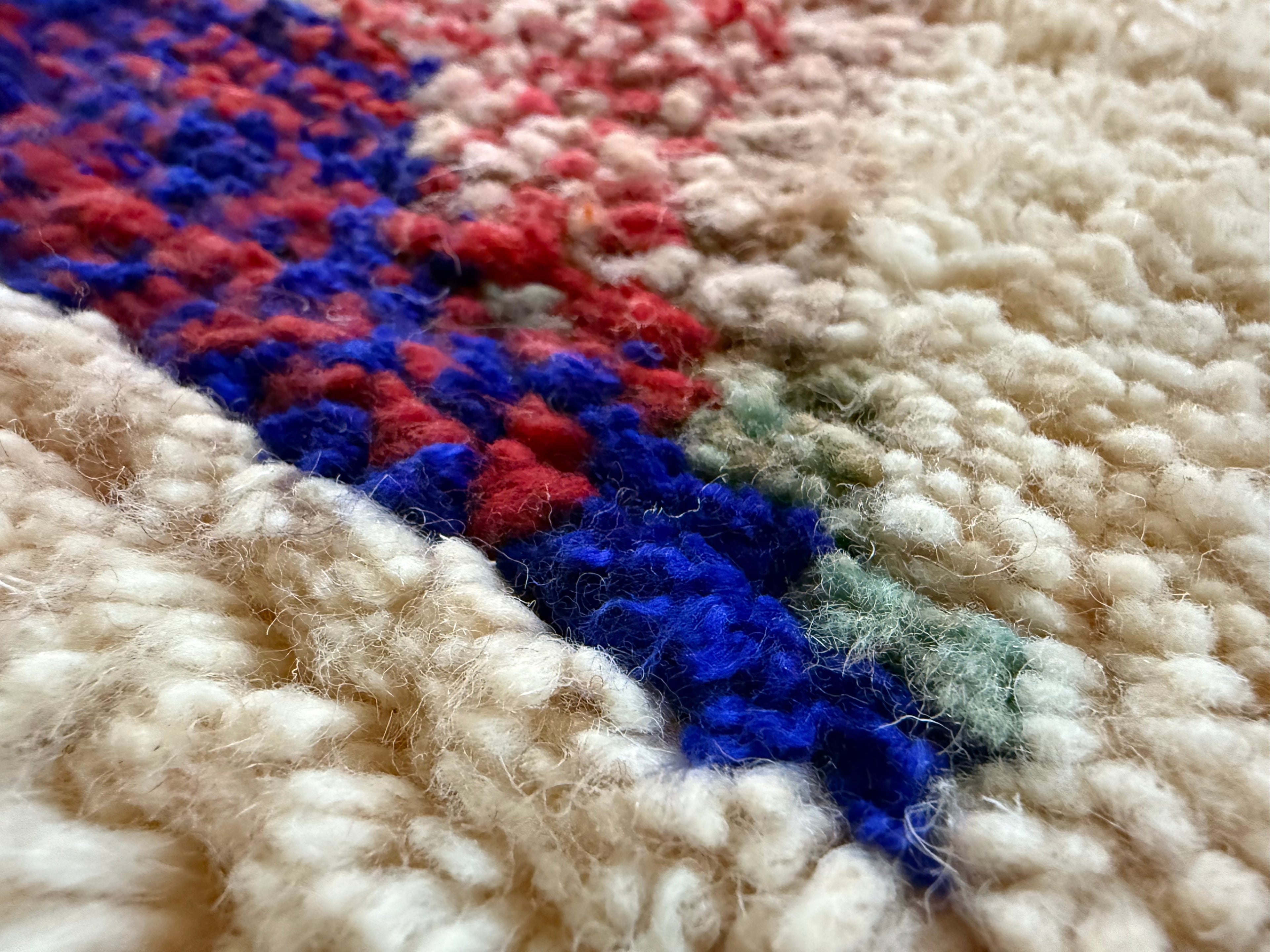 Warm Berber tapijt met abstract tribal design – 180 × 104 cm