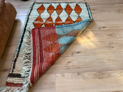 Vintage hoogpolig Marokkaans Berber kleed met warm oranje ruitmotief – 157 × 106 cm