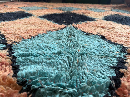 Tapete marroquino vintage Boucherouite – 355 × 178 cm – design gráfico de losangos em salmão, turquesa e preto