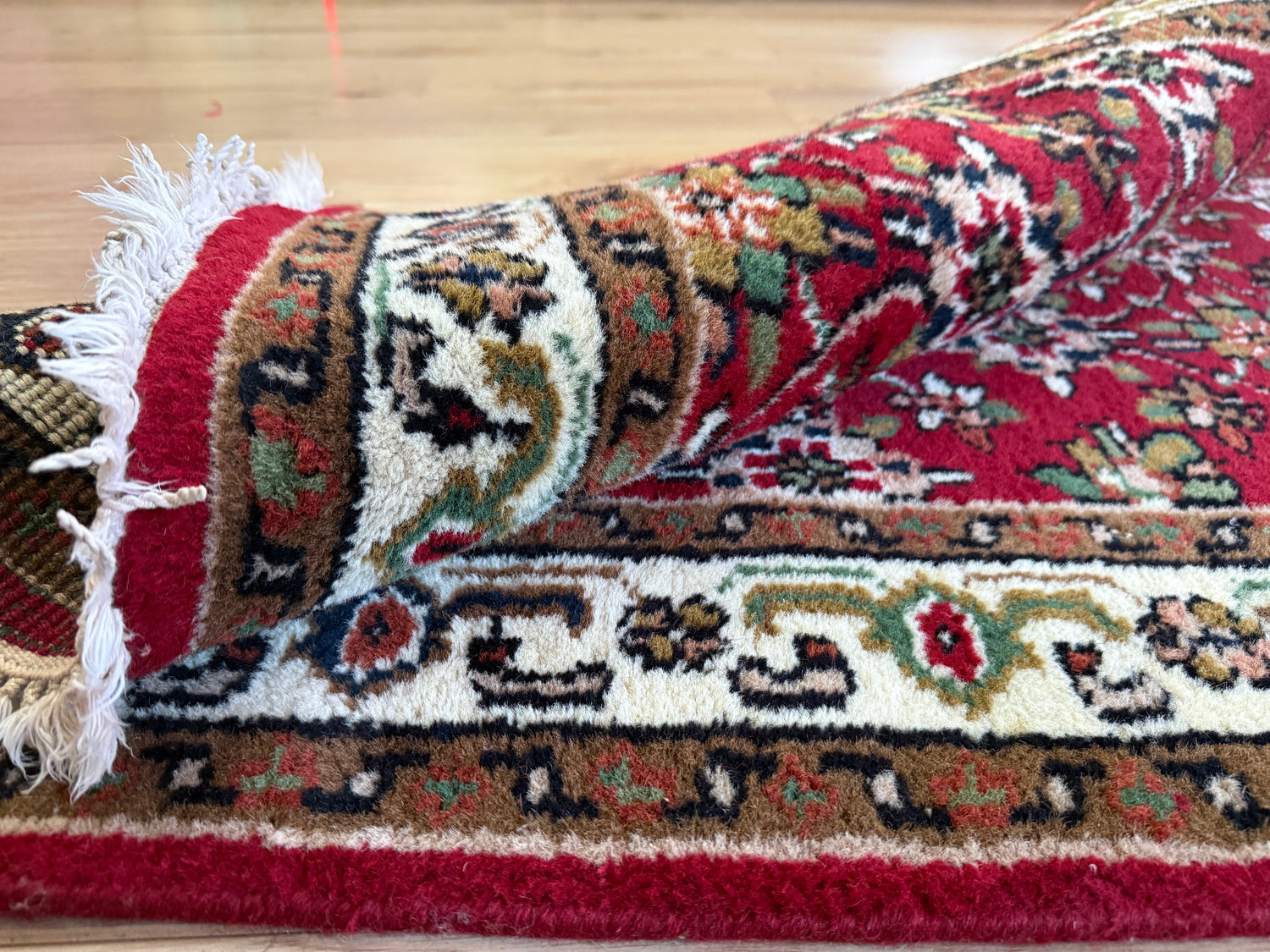 Warm rood vintage oosters tapijt met florale details – ca. 174 × 92 cm