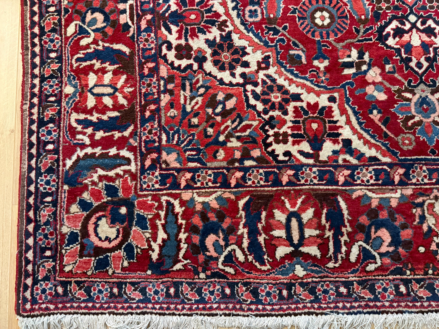 Vintage handgeknoopt tapijt 320 × 220 cm – klassiek rood met ivoor en donkerblauw