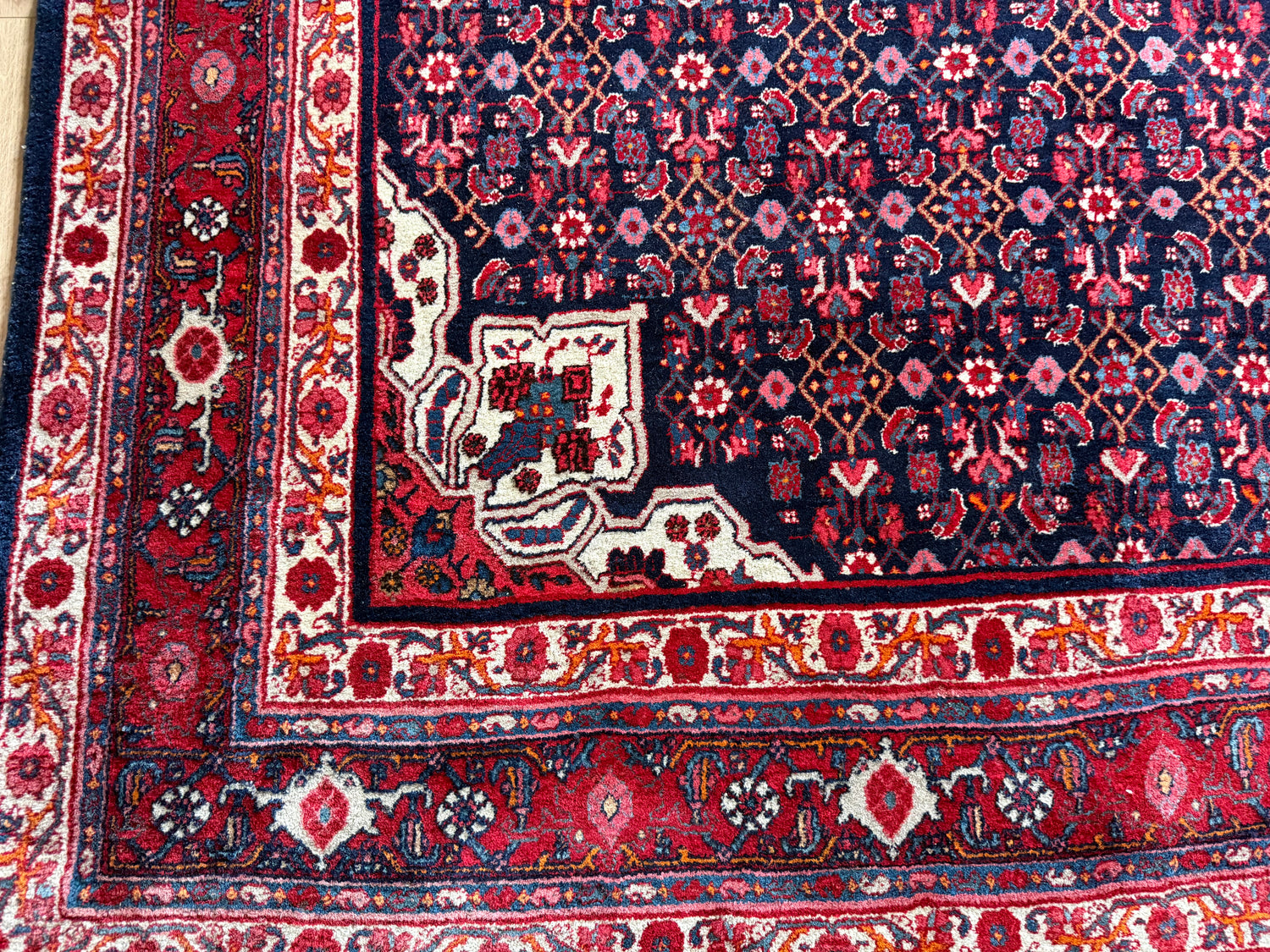 Groot handgeknoopt vintage tapijt – donkerblauw veld met medaillon – 305 × 209 cm