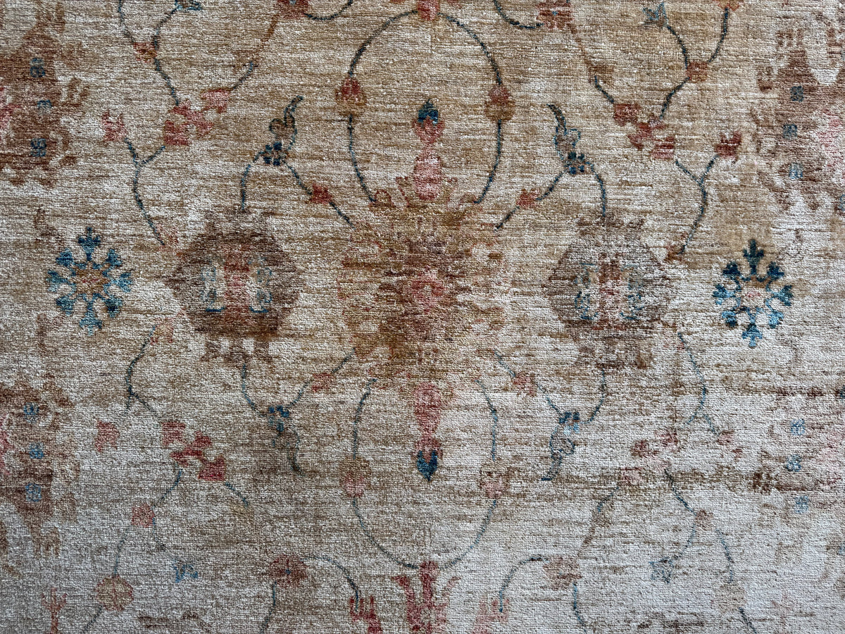 Alfombra afgana Ziegler anudada a mano con suave diseño floral