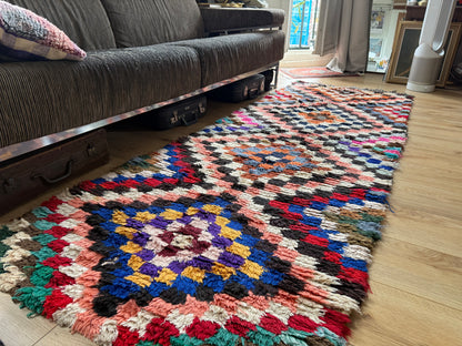 Handgeknoopt vintage tapijt – Boucherouite-stijl – ca. 91 × 253 cm.