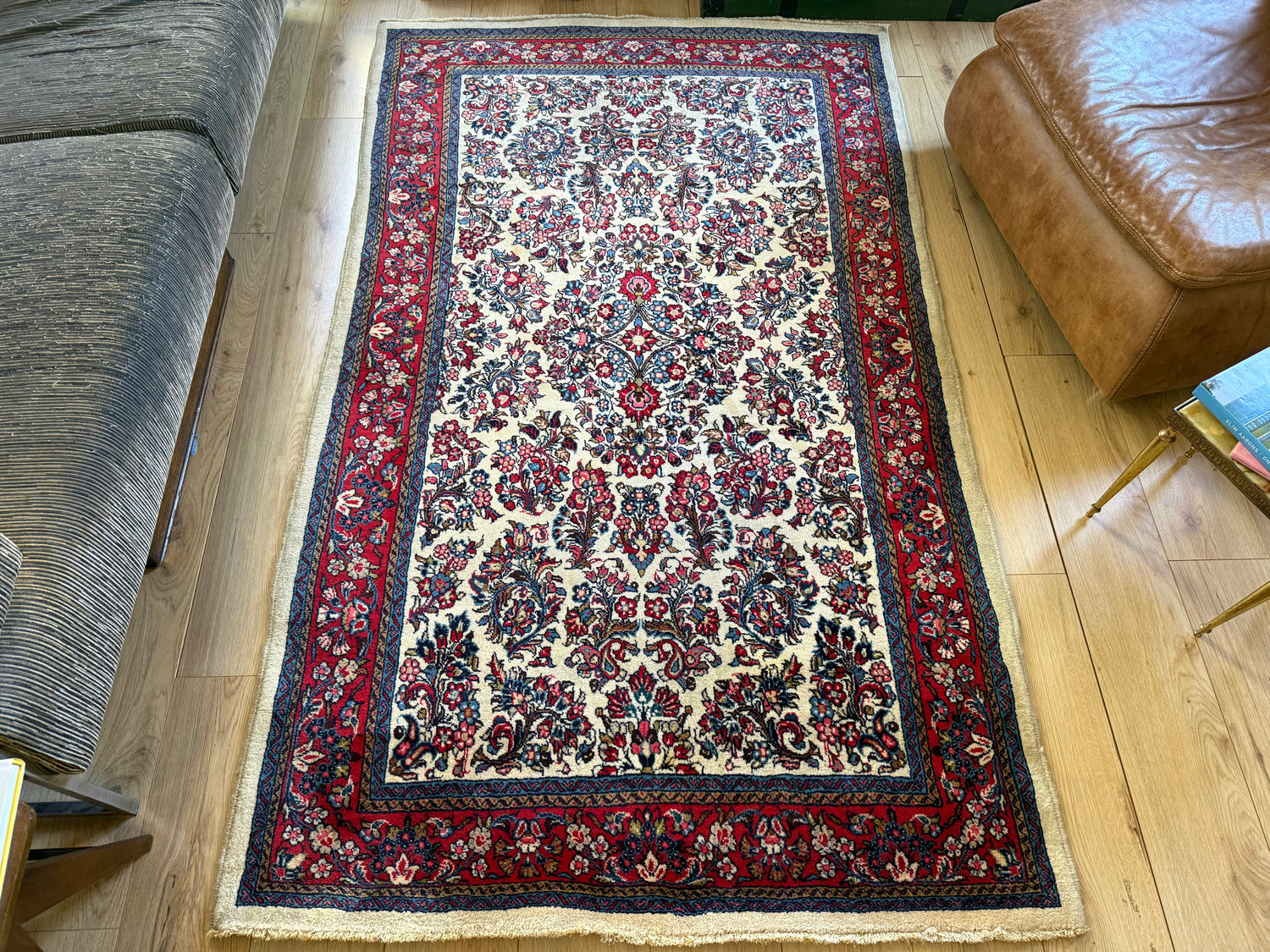 Vintage handgeknoopt klassiek tapijt met ivoor veld en florale patronen – 218 × 131 cm