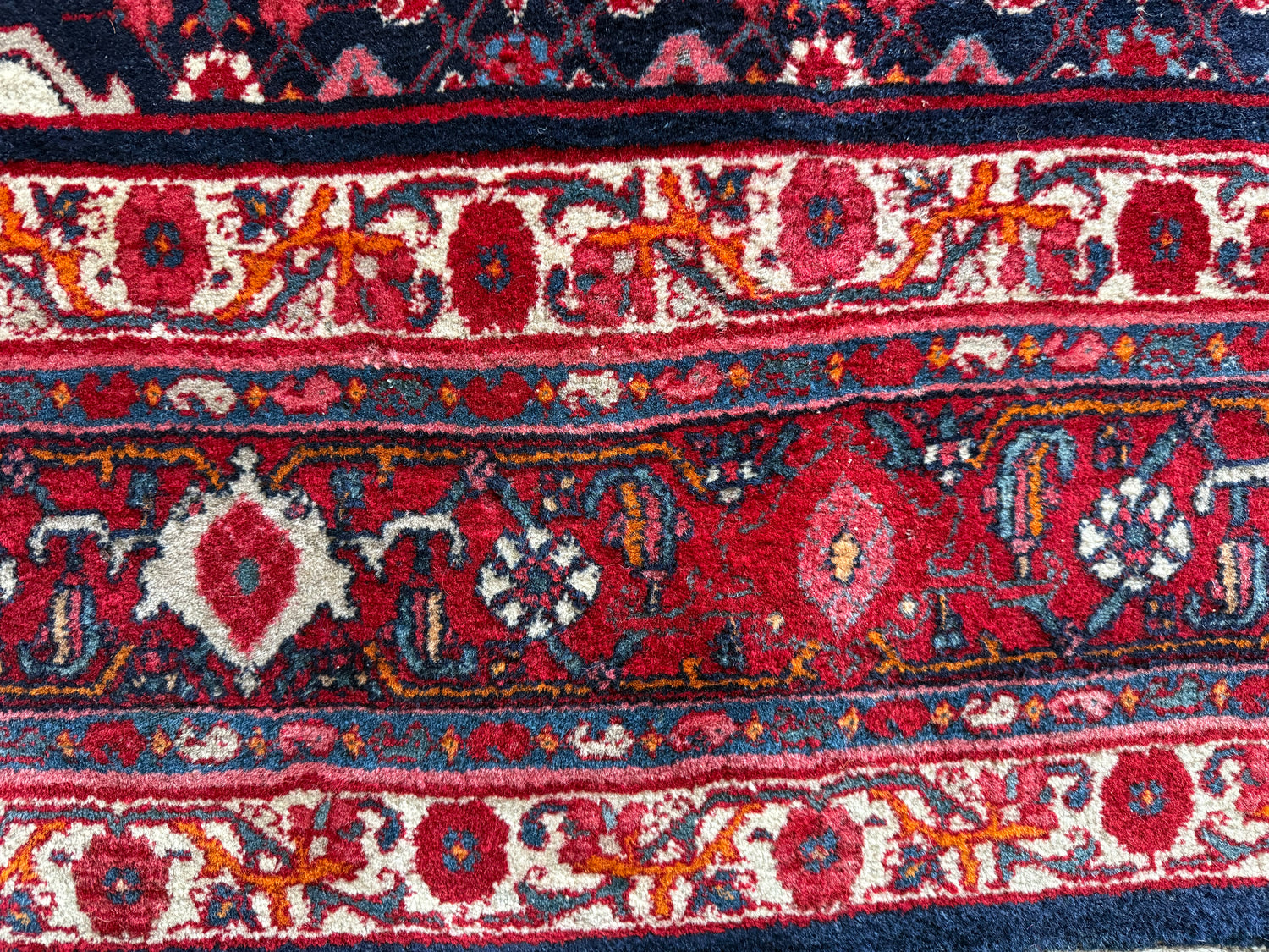 Groot handgeknoopt vintage tapijt – donkerblauw veld met medaillon – 305 × 209 cm